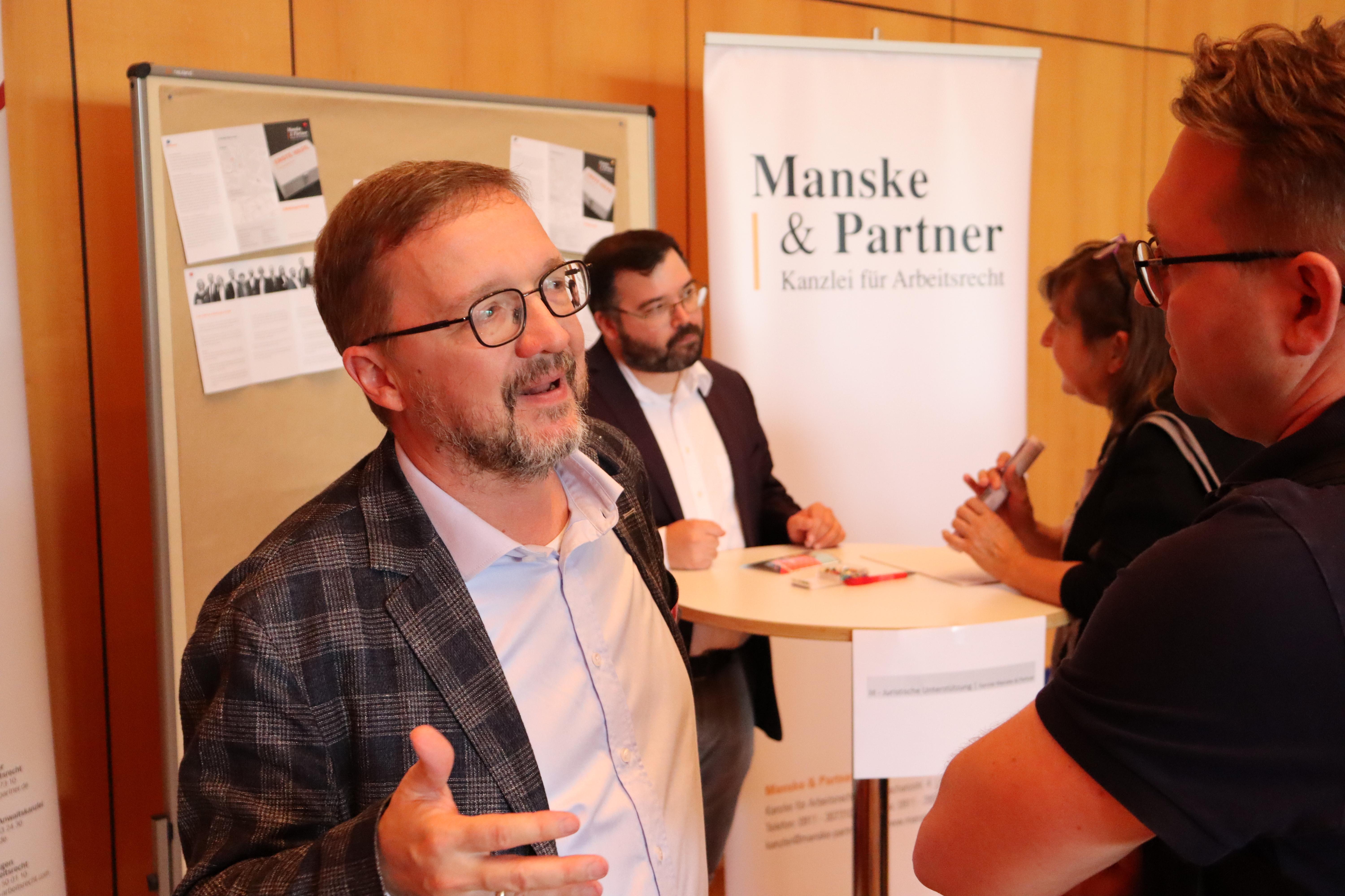 Betriebsräte Fachkonferenz ACC Amberg 13.07.2022, RA Thomas Müller im Gespräch mit Koll.
