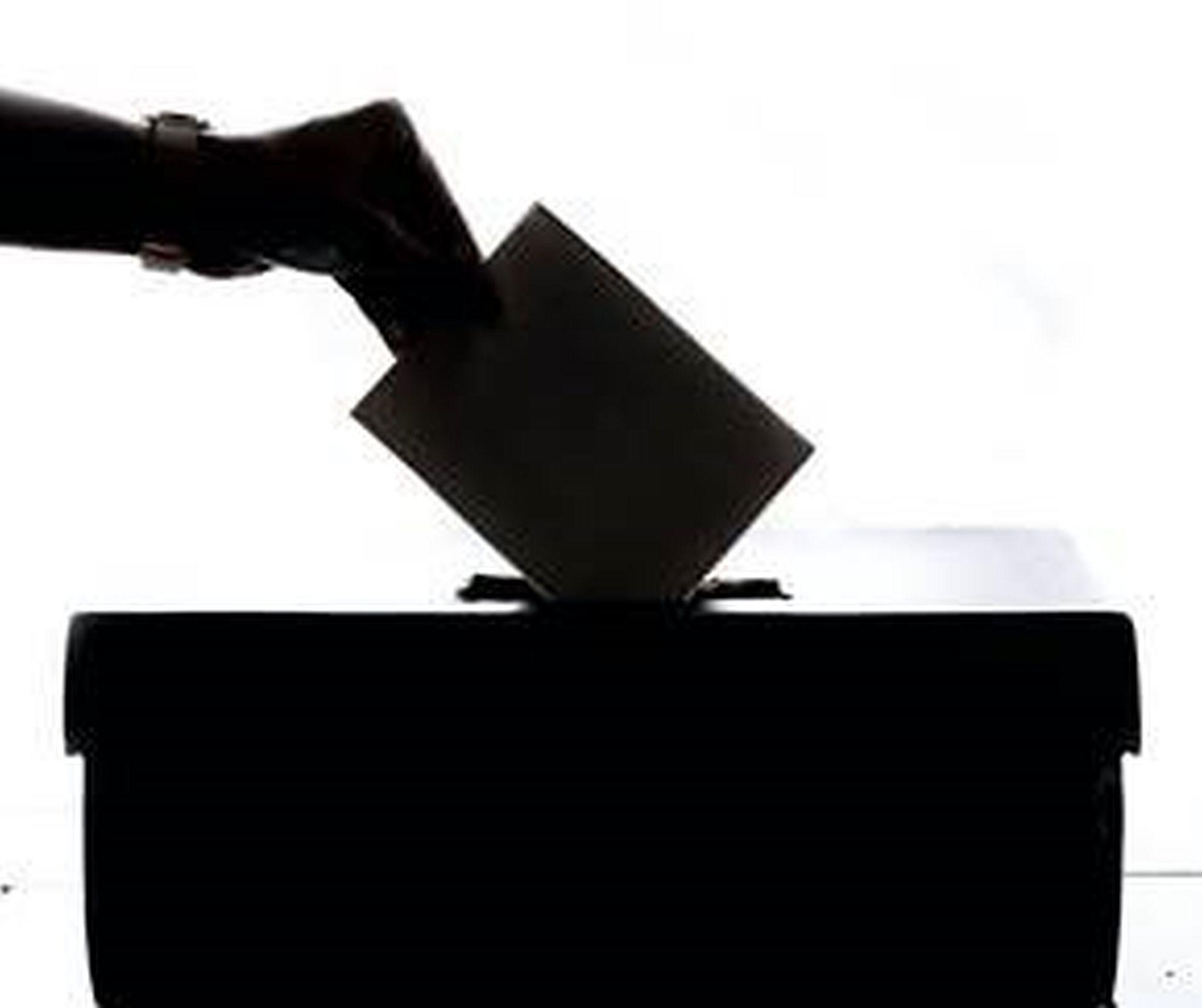 Stimme wird in Wahlurne eingeworfen