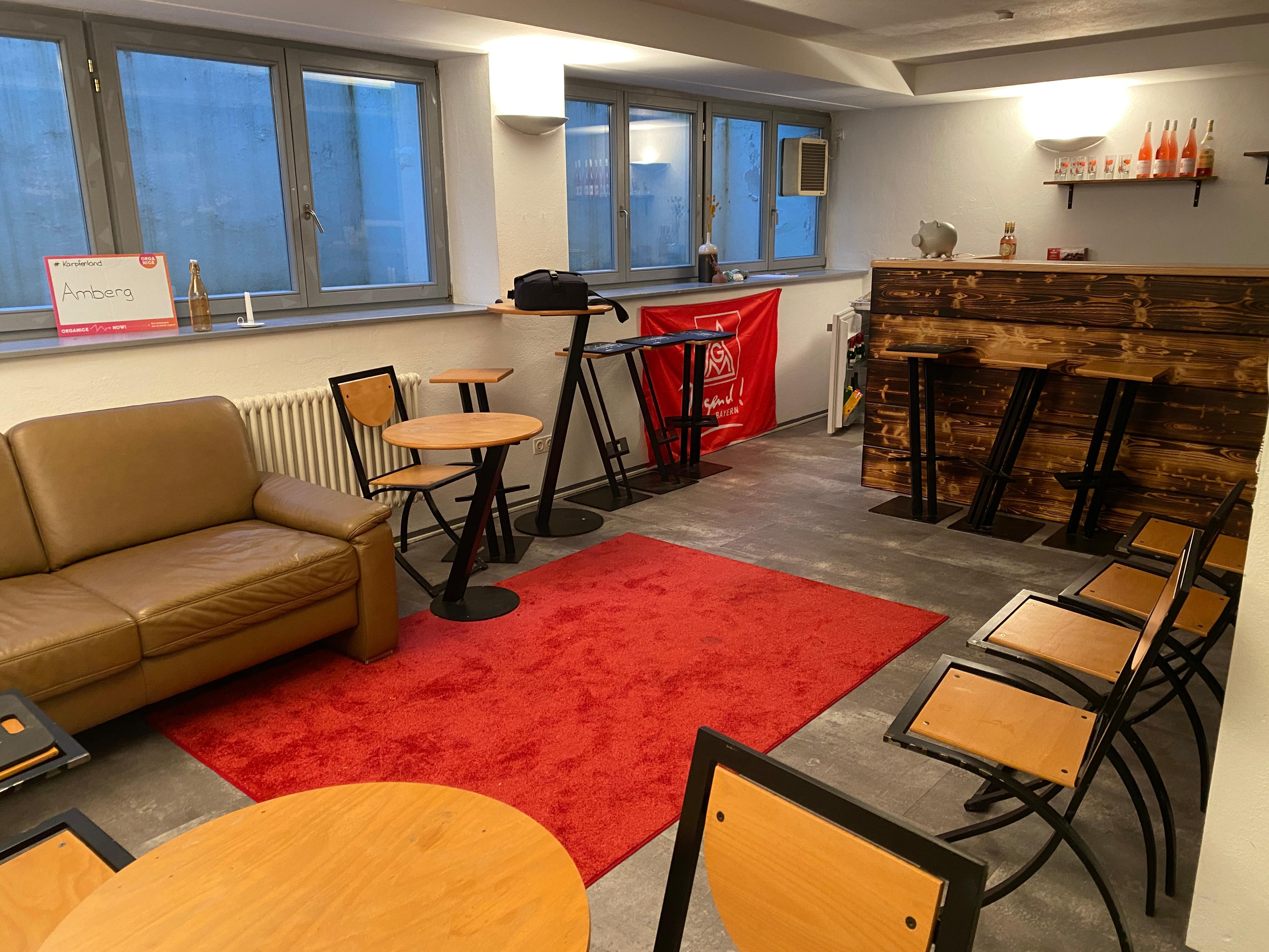Neugestalteter Jugendraum mit Stühlen und Sofa