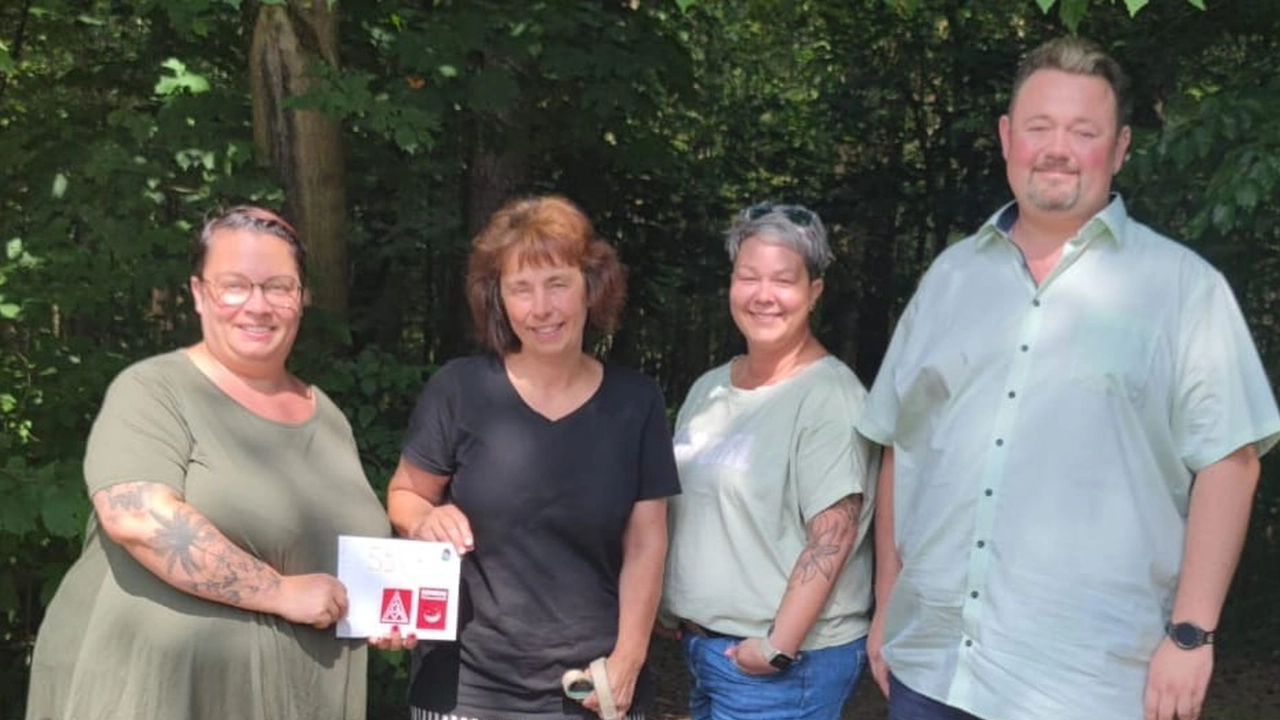 Die IG Metall Vertrauensleute bei Siemens Amberg übergeben eine Spende an das Amberger Tierheim