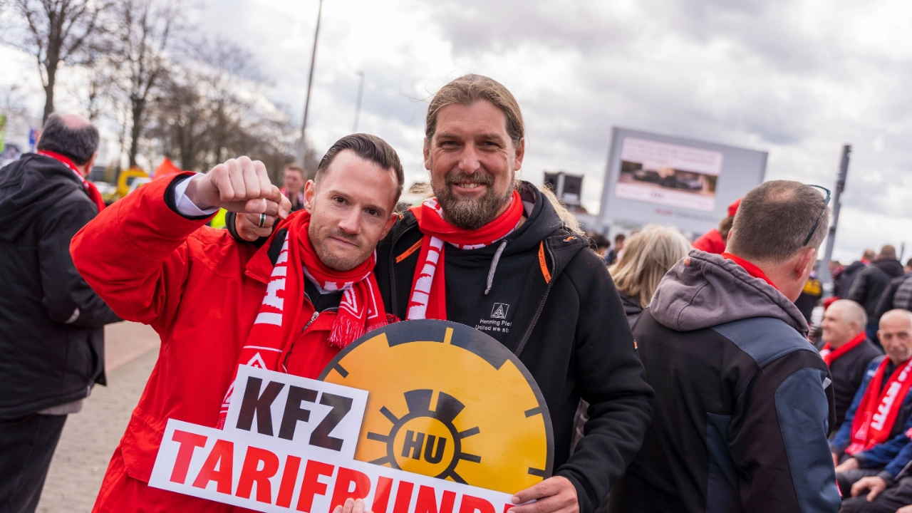Beschäftigte bei einer Aktion zur Kfz-Tarifrunde 2023 in Hannover.