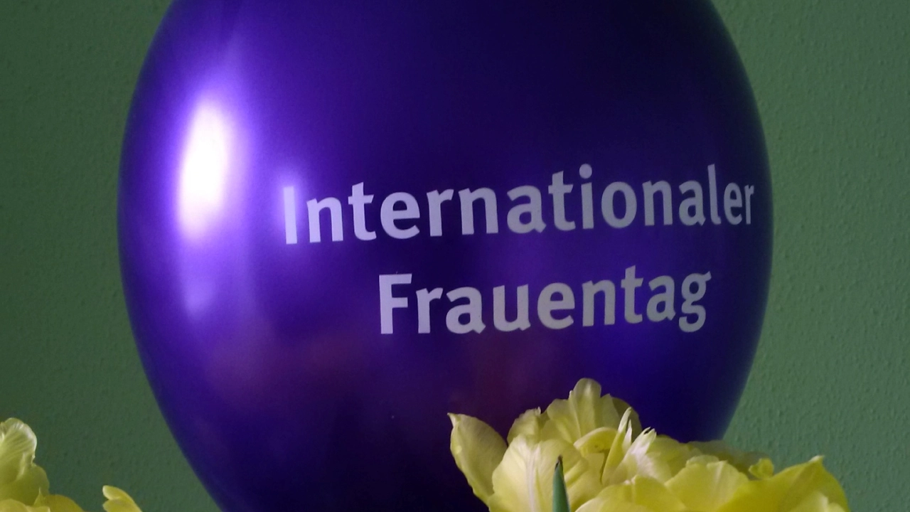 lila Luftballon vor Blumen