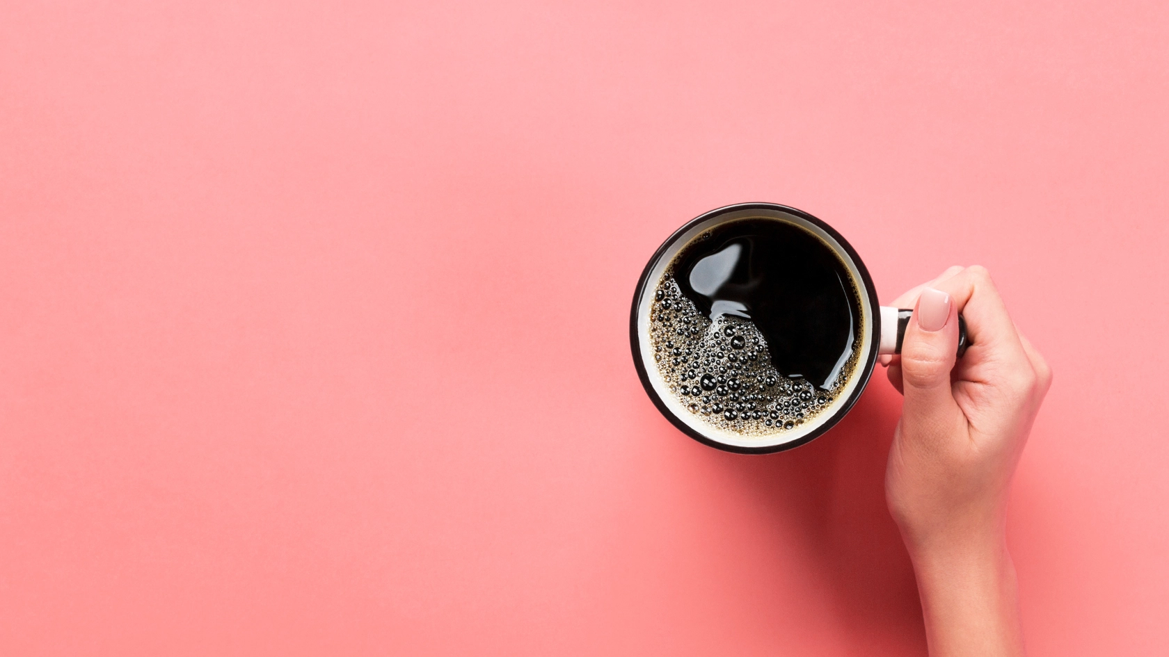 Hand an Kaffeetasse.