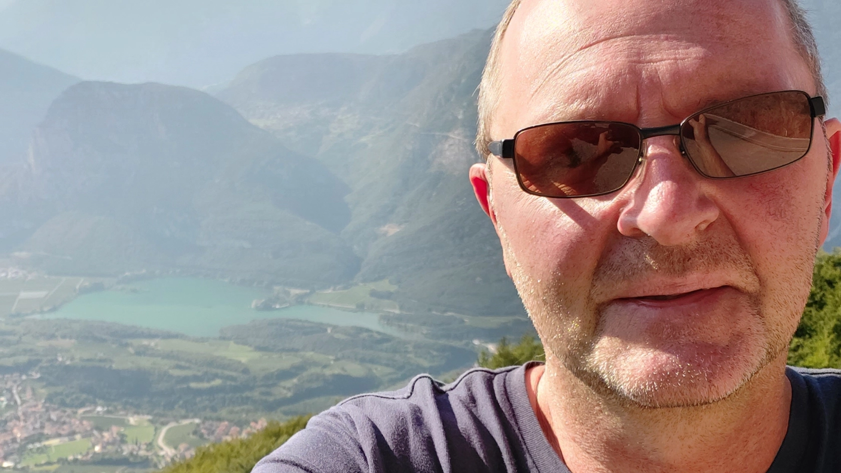 Fotoaktion TRMuE 2022 Kollege mit T-Shirt Voll im Trend