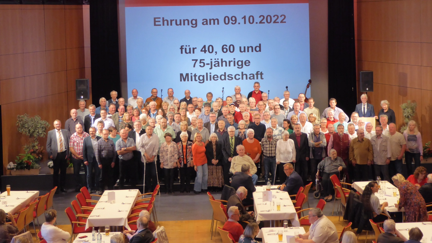 Gruppenbild der Kolleginnen und Kollegen, die für ihre 40-jährige Mitgliedschaft geehrt wurden.
