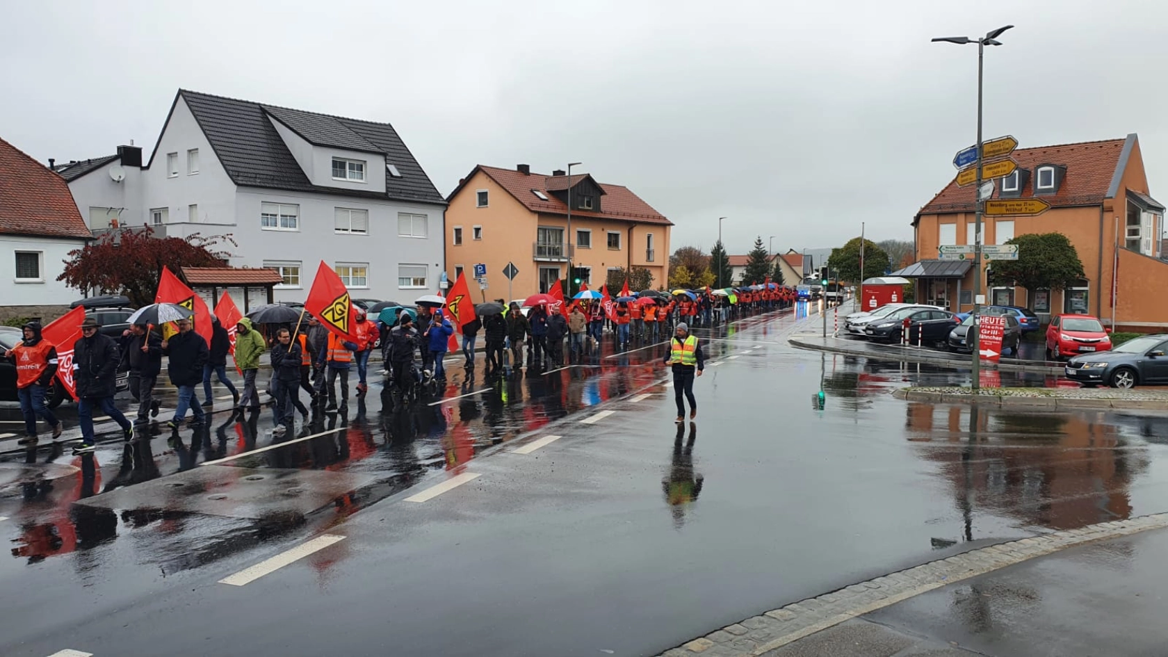 Demozug zur Nordgauhalle zum gemeinsamen Warnstreik von emz und Kennametal