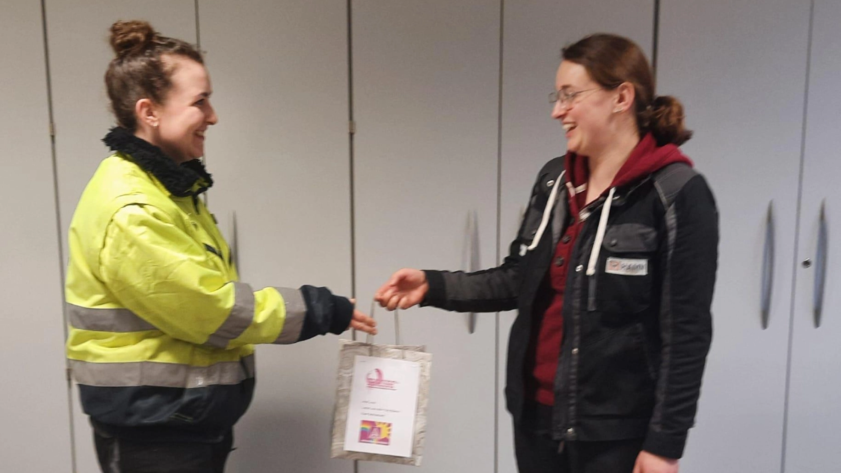 übergaben die Betriebsrät*innen ihren Kolleginnen bei Hamm