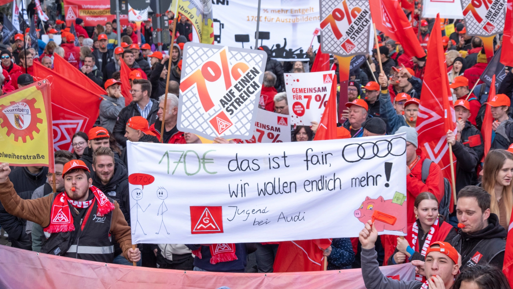 3500 Metaller*innen demonstrieren vor der 2. Tarifverhandlung Metall & Elektro in Nürnberg für 7 Prozent mehr Geld und 170 Euro mehr Azubi-Vergütung.