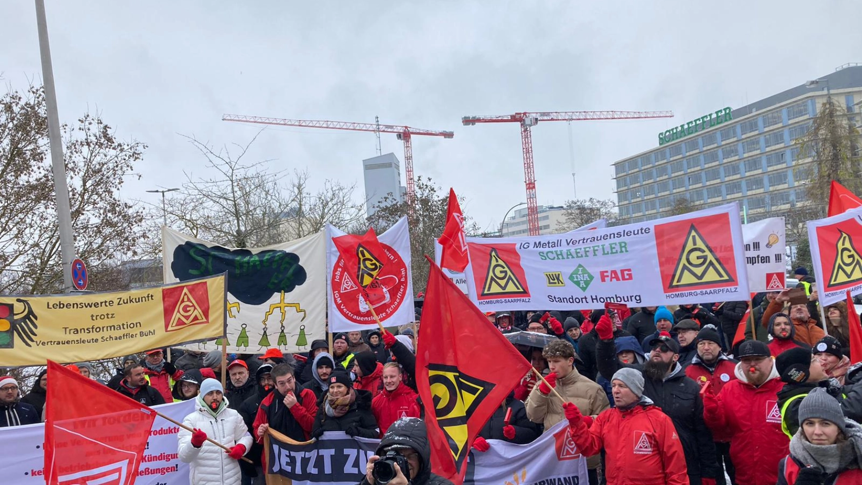 Bundesweiter Schaeffler-Aktionstag gegen Stellenabbau vor Unternehmenszentrale in Herzogenaurach