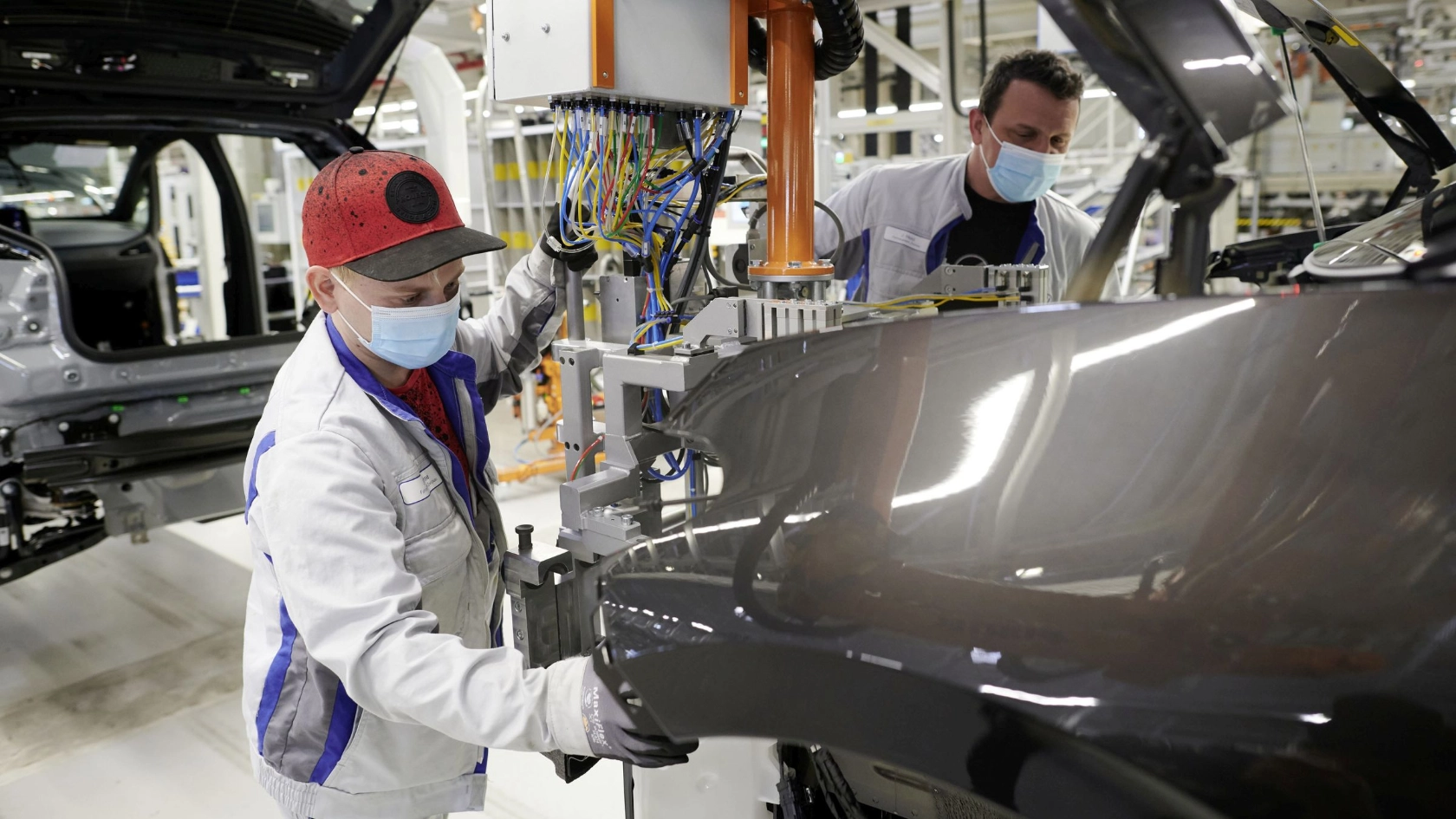 Infektionsschutz: Um sich vor dem Coronavirus zu schützen, arbeiten die Beschäftigten bei VW in Zwickau immer dann mit Maske, wenn sie Abstände nicht einhalten können.