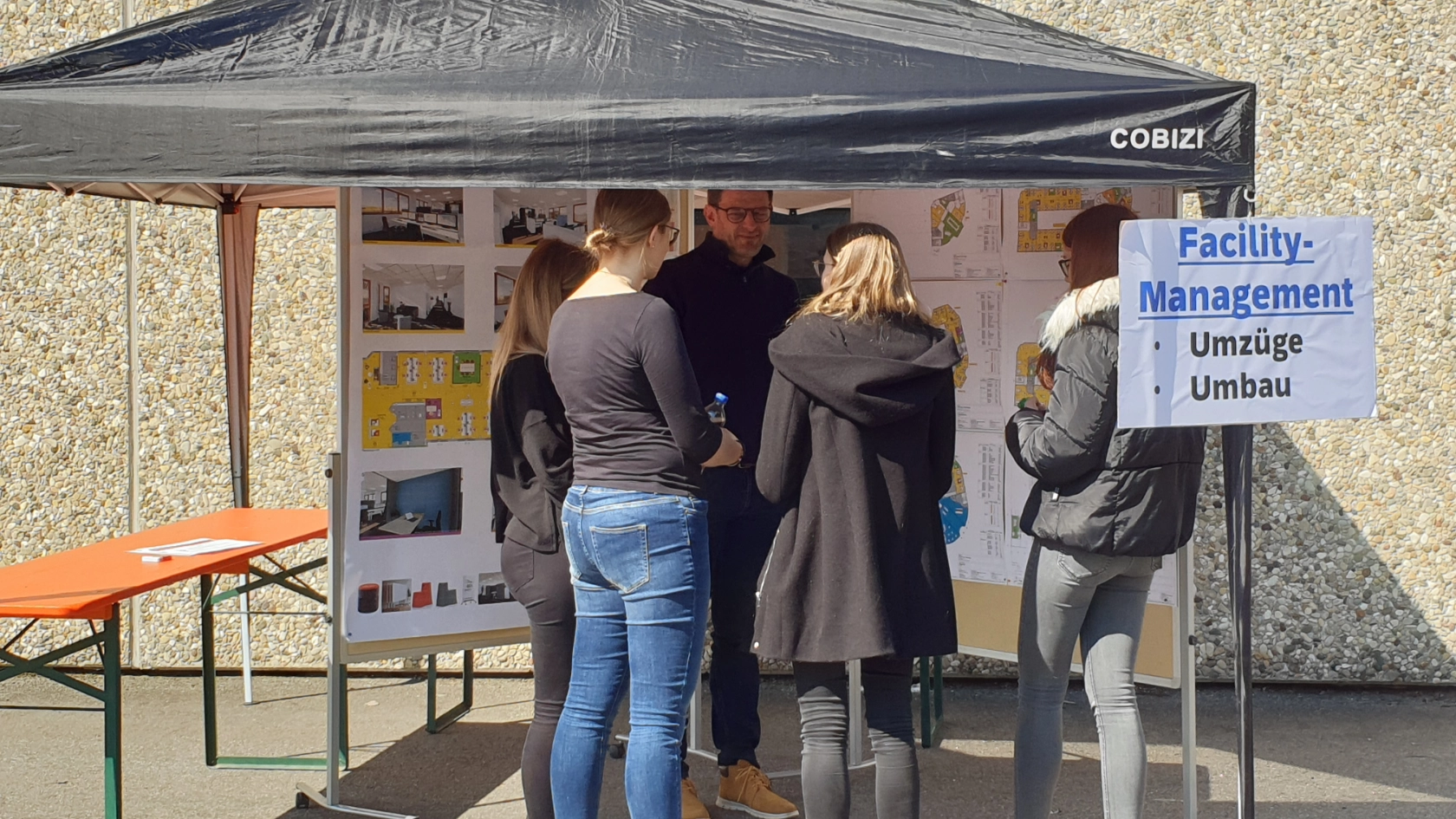 Betriebsversammlung bei ATU mit Ständen im Freien