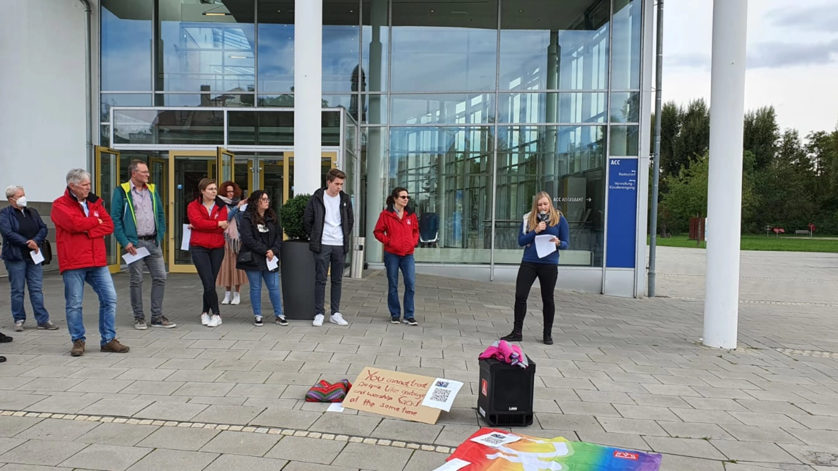 Larissa als Rednerin bei Solikundgebung