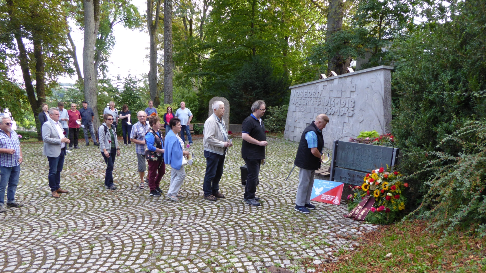Nelkenniederlegung beim Antikriegstag 2022