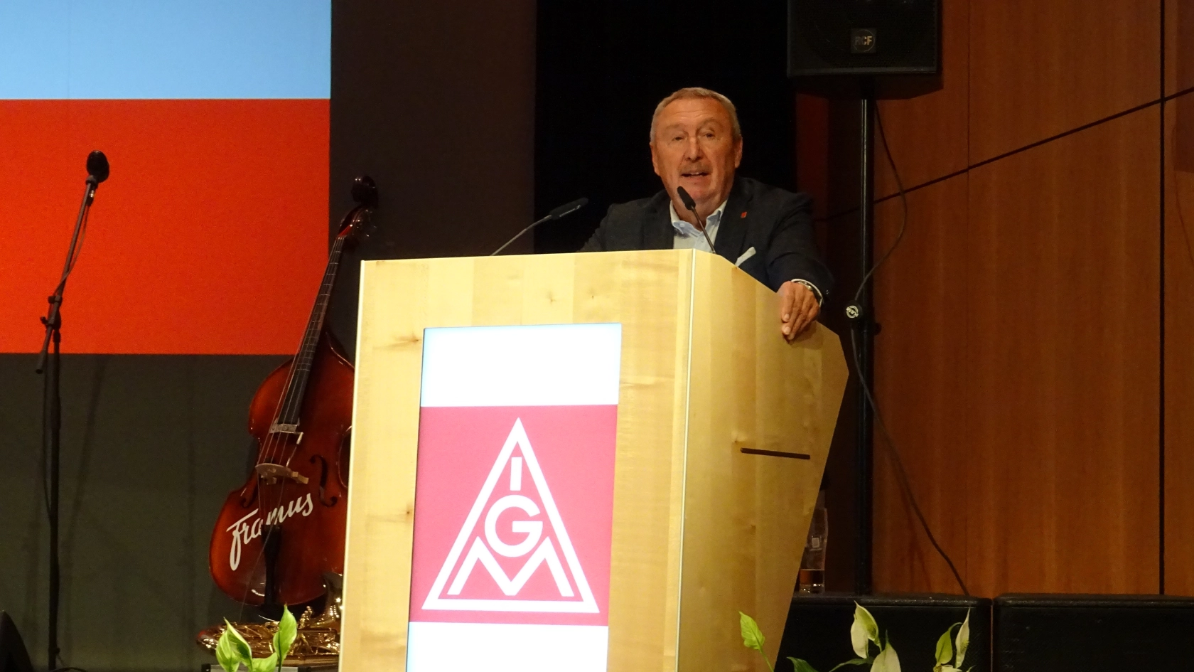 Redner Joachim Bender bei Jubilarehrung