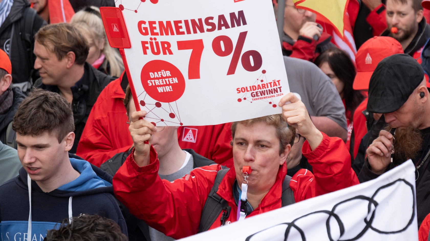 Vor den Verhandlungen zu Metall-Tarifrunde 2024 in Nürnberg machen sich Beschäftigte für ihre Forderung stark.