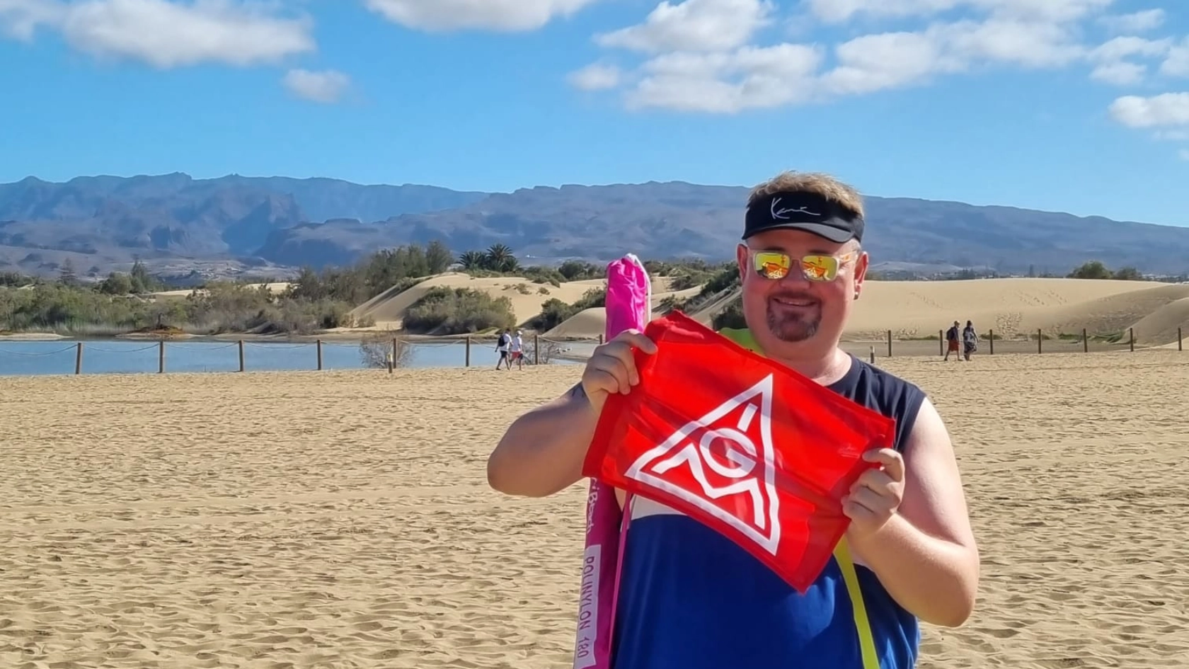 Manu am Strand mit IG Metall Fahne