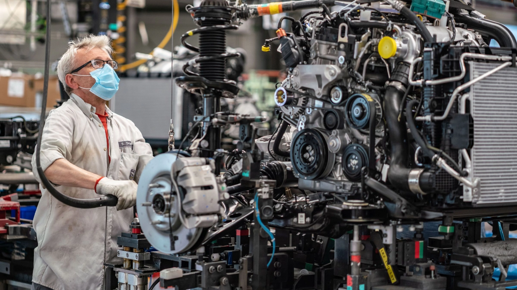 Beschäftiger von Opel mit Mundschutz in der Produktion