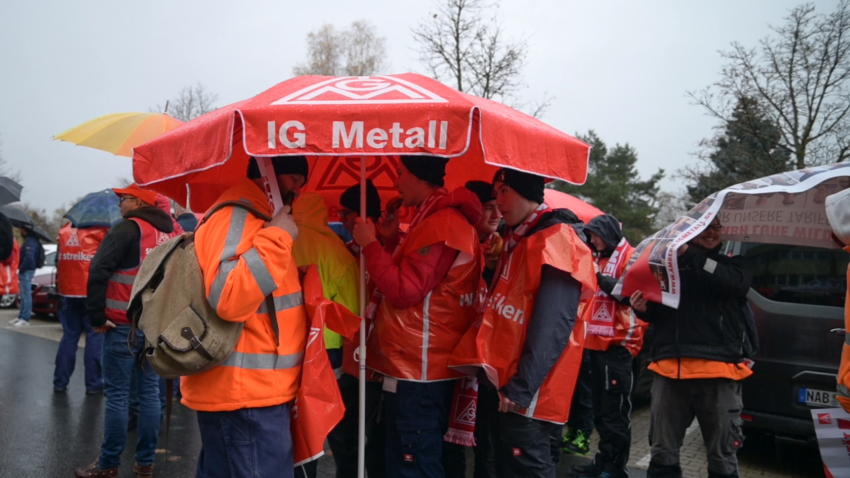 Warnstreik im Regen bei Siemens Mobility in Luhe