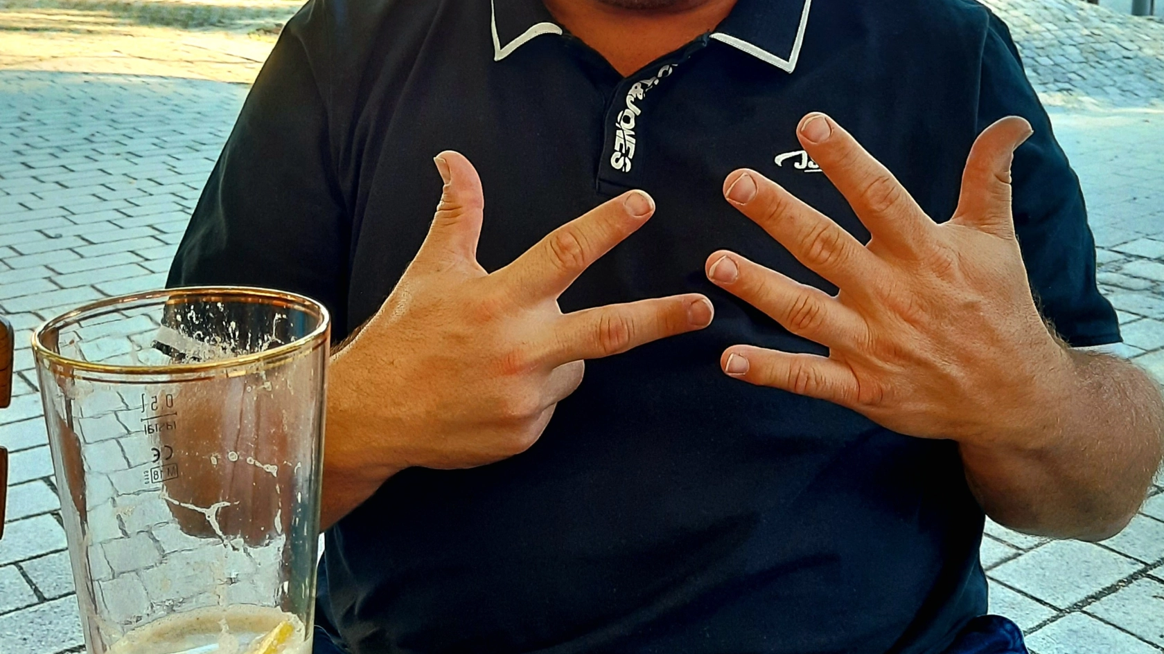 Fotoaktion TR MuE 2022 Kollege zeigt 8 