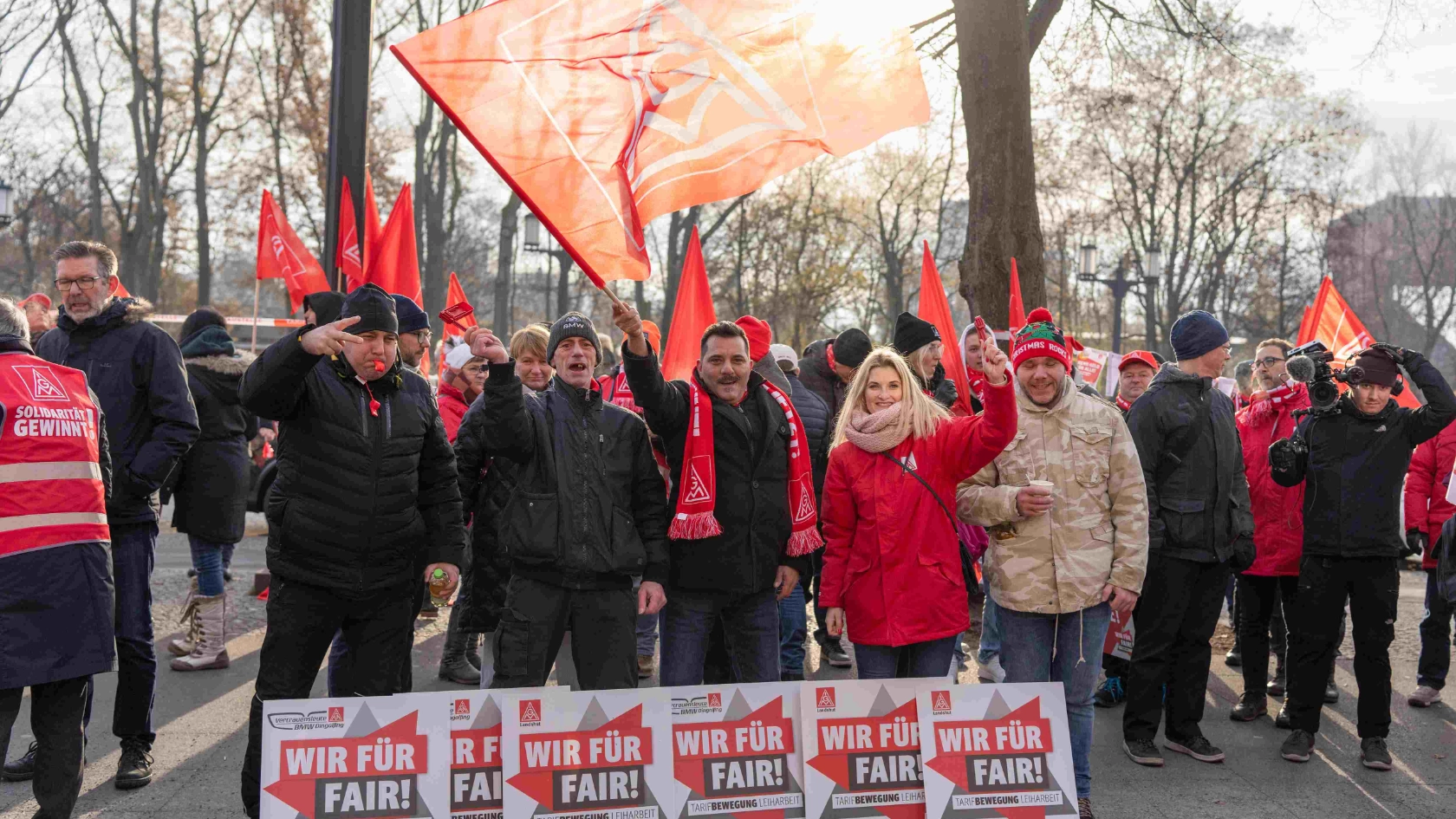 Bayerische Beschäftigte bei der Kundgebung am Rande der 2. Tarifverhandlung in der Leiharbeit in Berlin