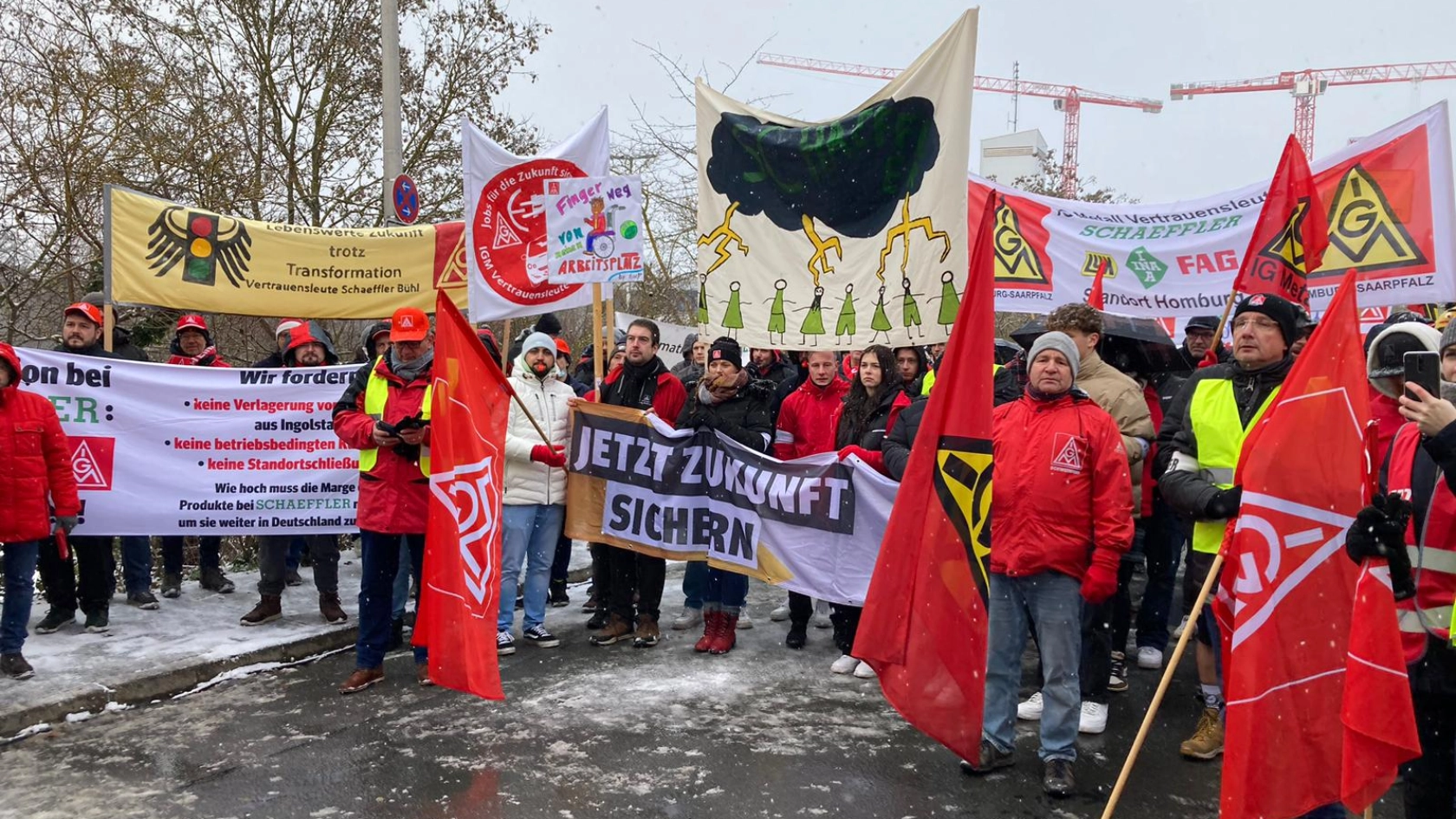 Bundesweiter Schaeffler-Aktionstag gegen Stellenabbau vor Unternehmenszentrale in Herzogenaurach
