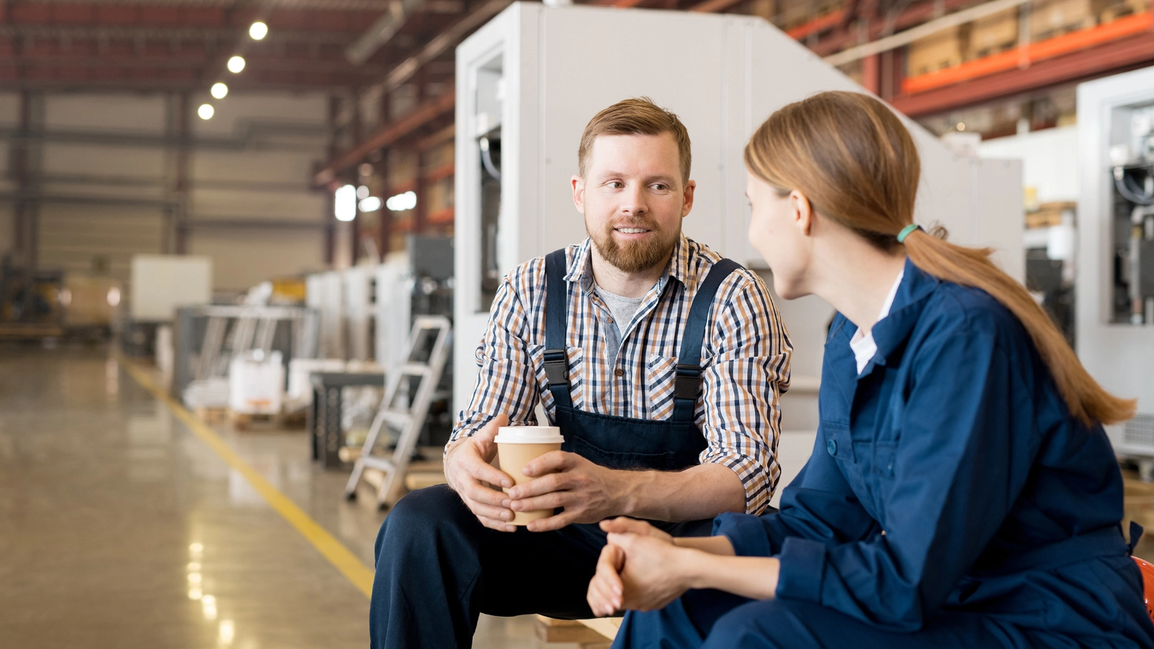 Zwei Beschäftigte unterhalten sich