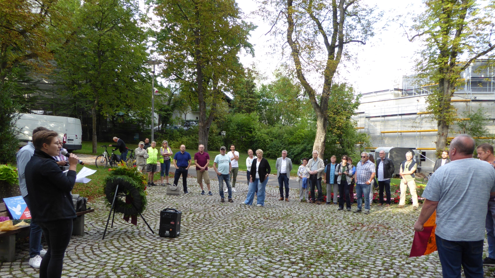 Begrüßung durch Katrin beim Antikriegstag 2022