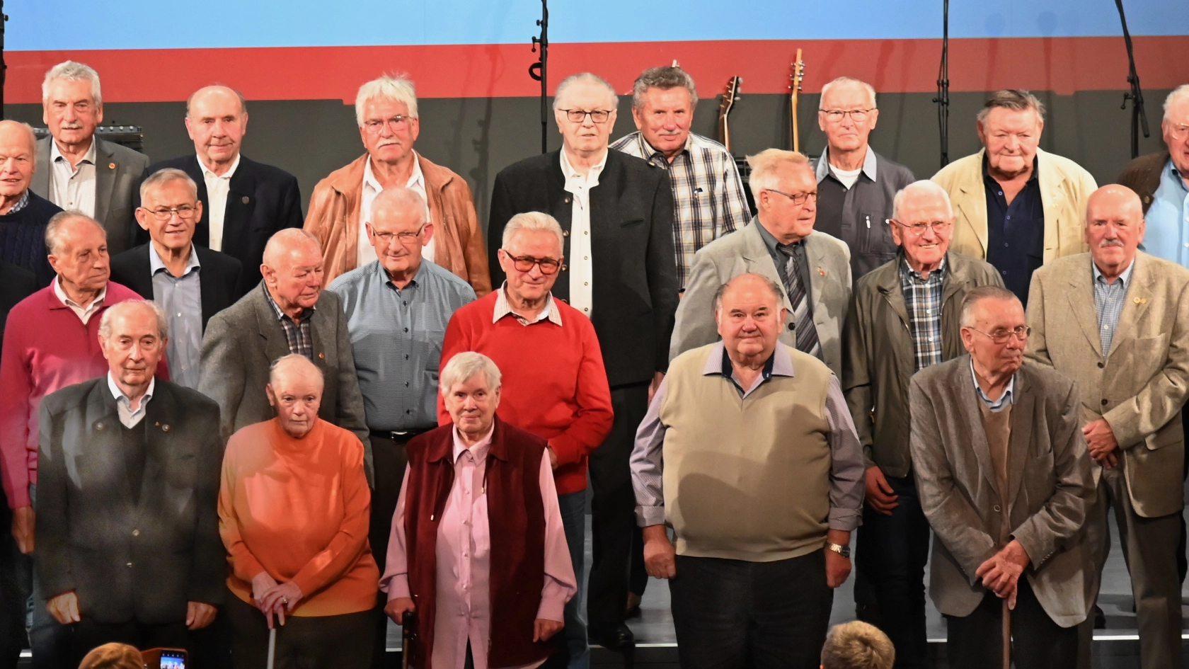 Grupenbild der Kolleg*innen, die für 60 Jahre Mitgliedschaft geehrt wurden