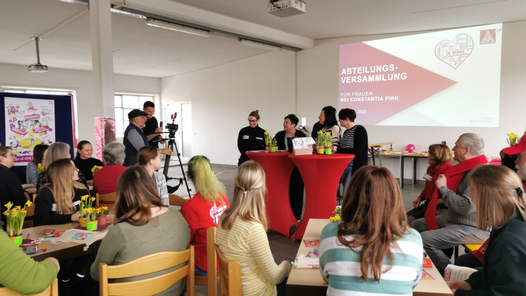 es sind so viele Frauen gekommen, dass noch Stühle dazugeholt werden mussten