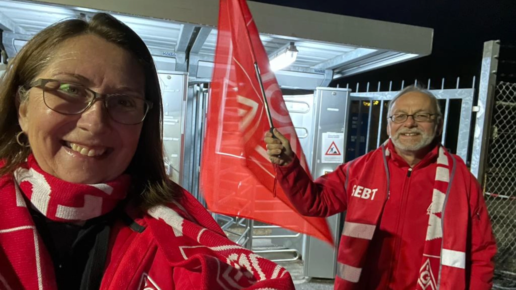 Koll. verteilen Warnstreikaufruf bei Siemens Amberg