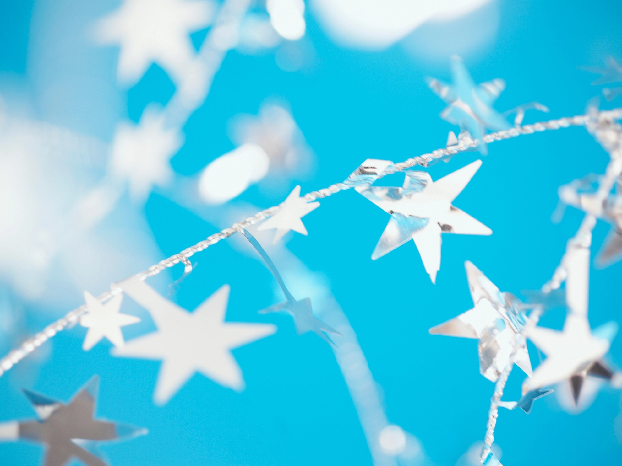 Weihnachtsbild mit Sternengirlande