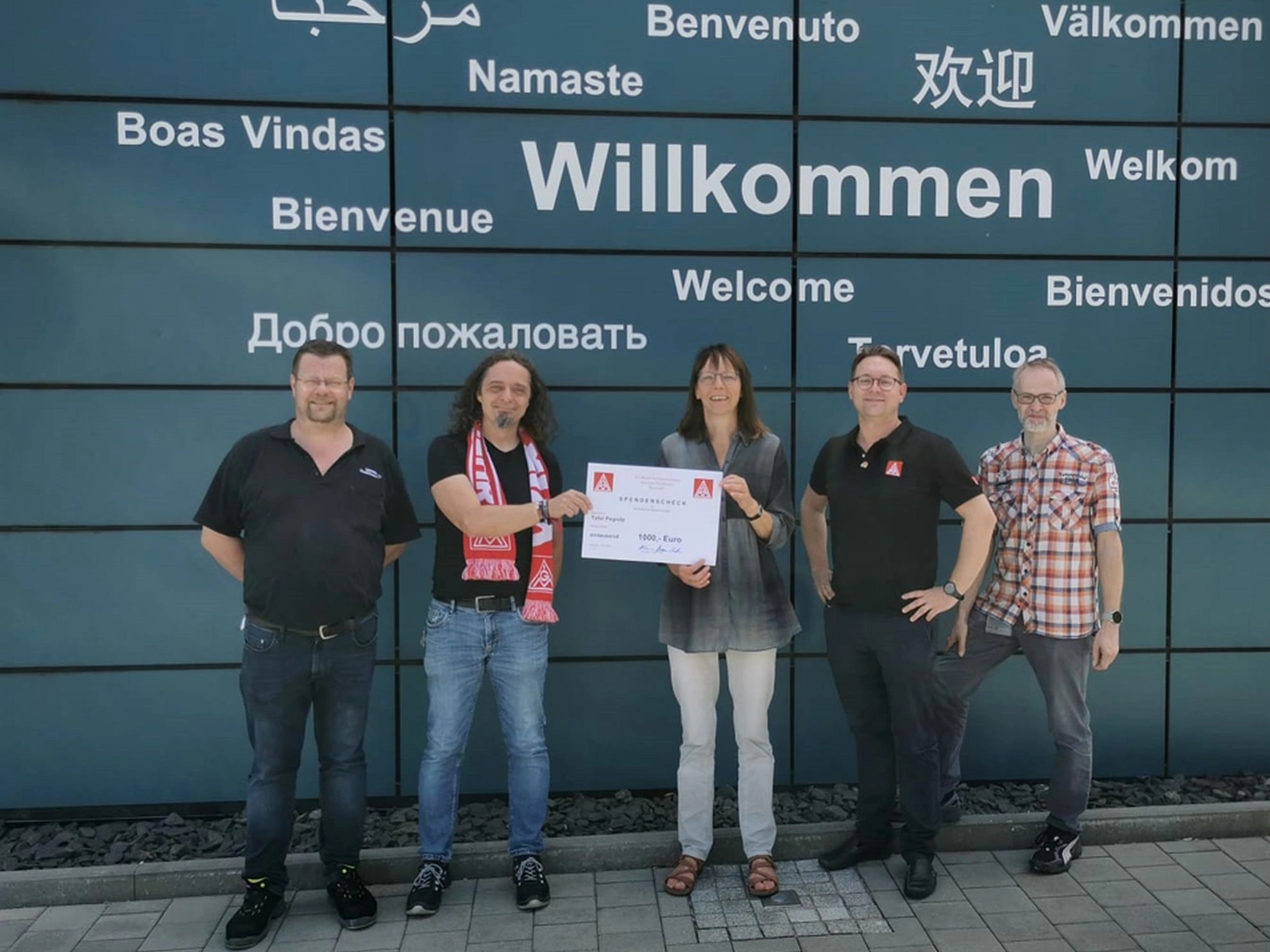 Übergabe der Maiabzeichen-Spenden