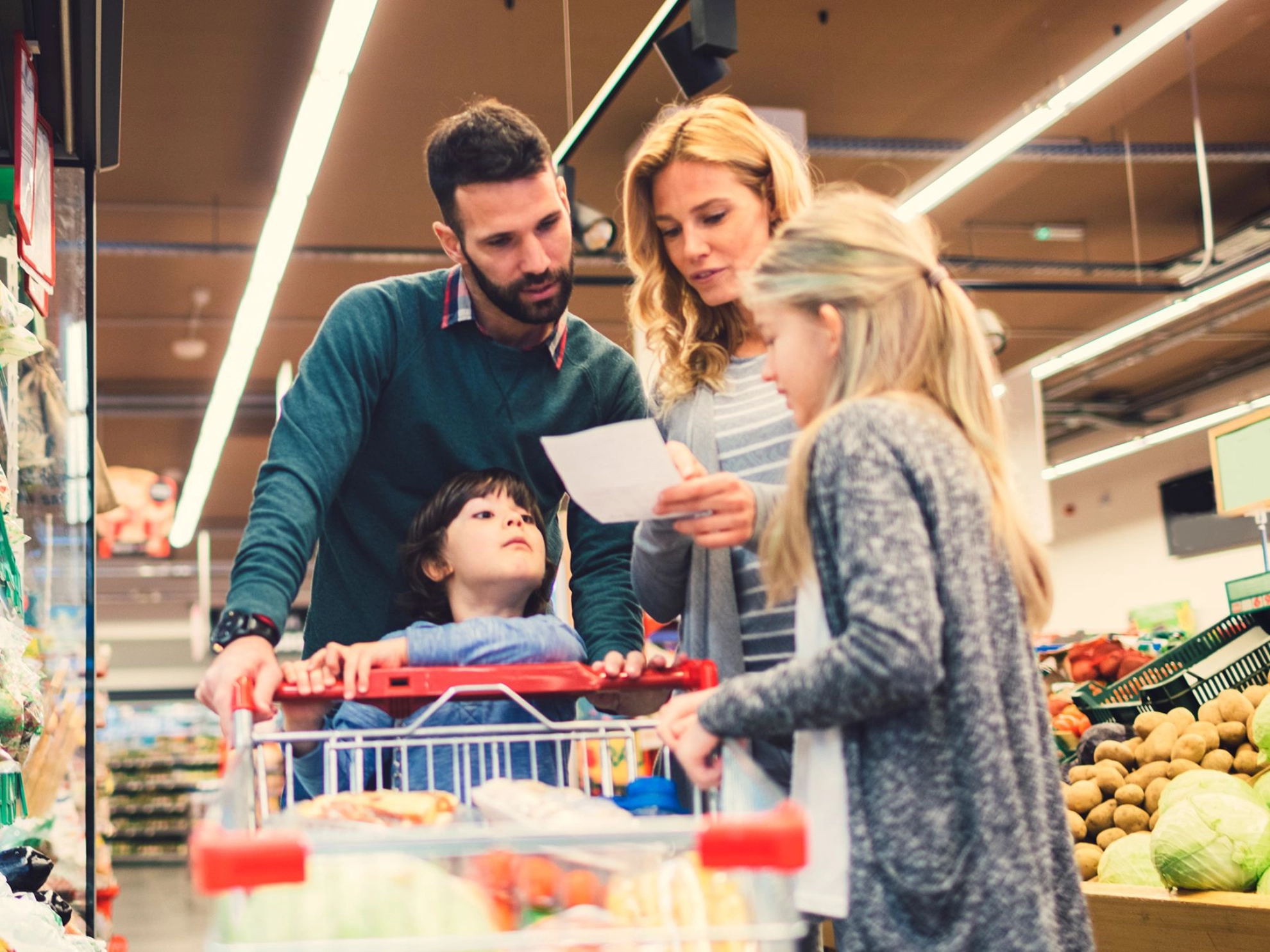 Familie beim Einkaufen im Supermarkt