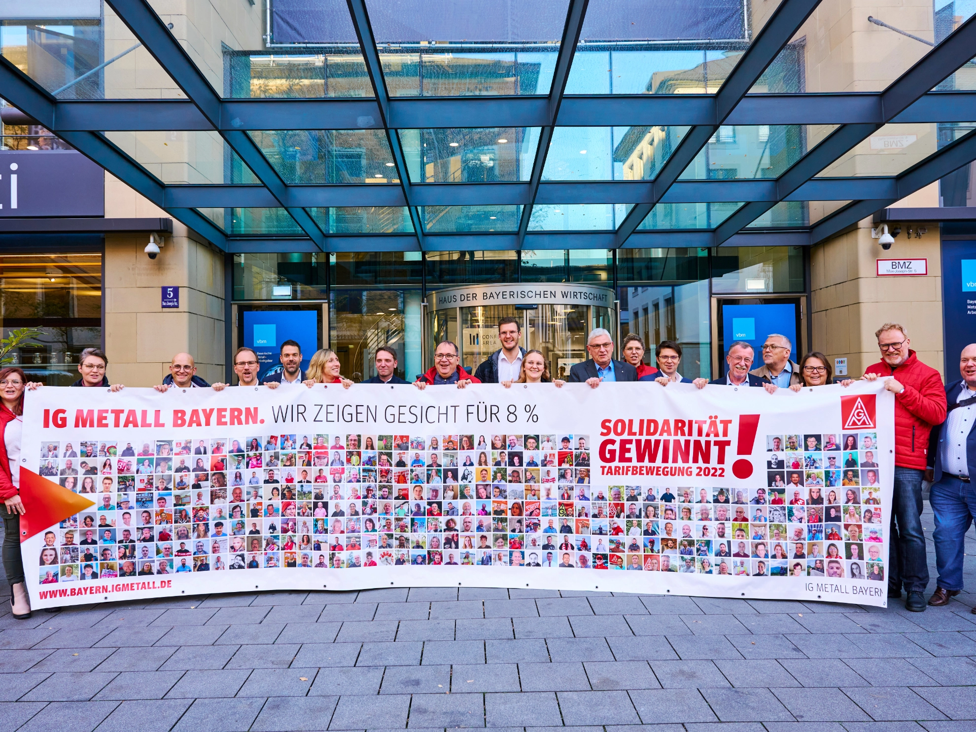 Verhandlungskommission mit Banner Fotoaktion vor vbm-Haus.