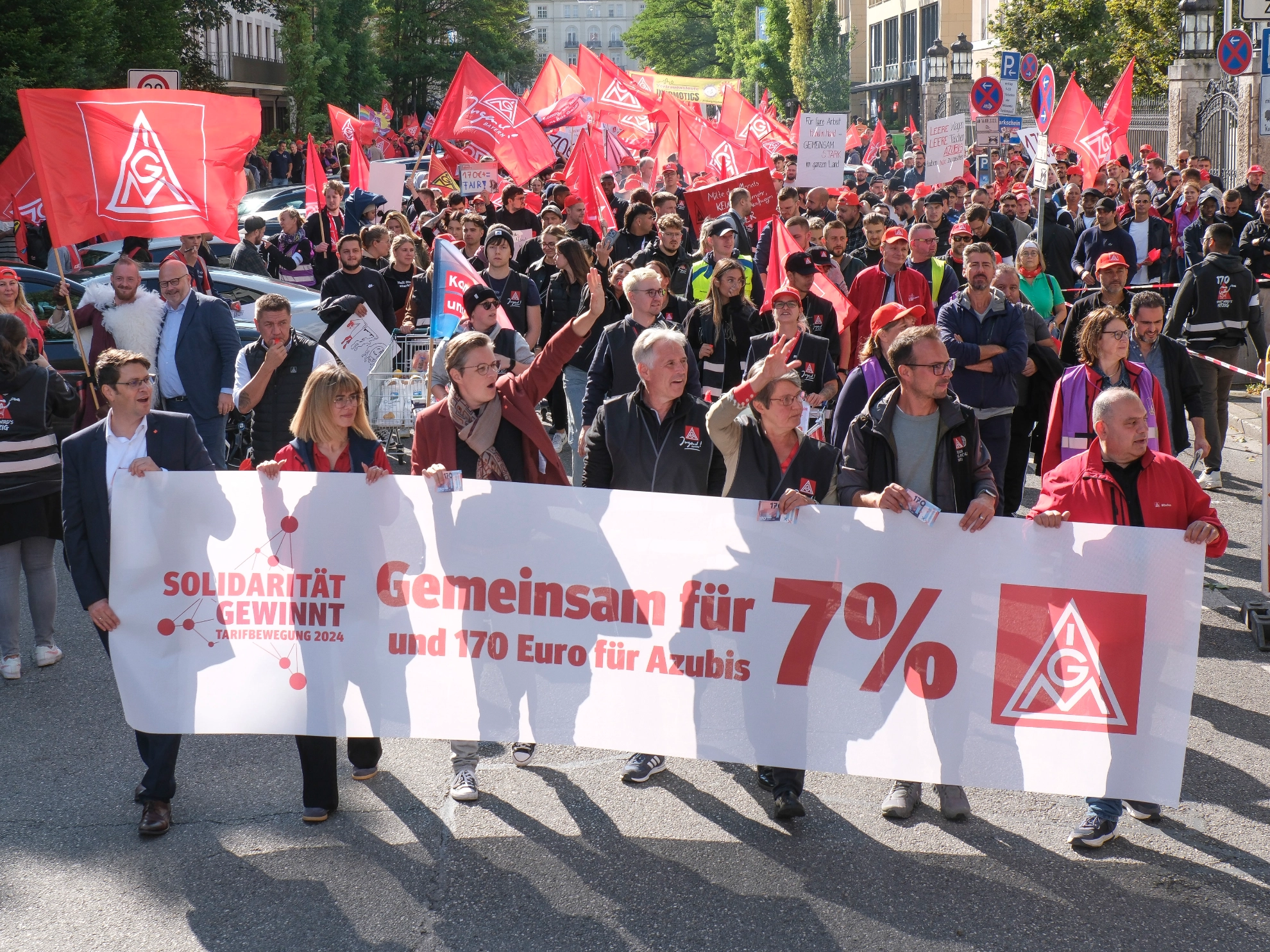 5000 Beschäftigte demonstrieren bei der 1. Tarifverhandlung für die bayerische Metall- und Elektroindustrie 2024 in München für 7 Prozent mehr Geld und 170 Euro mehr für Azubis.