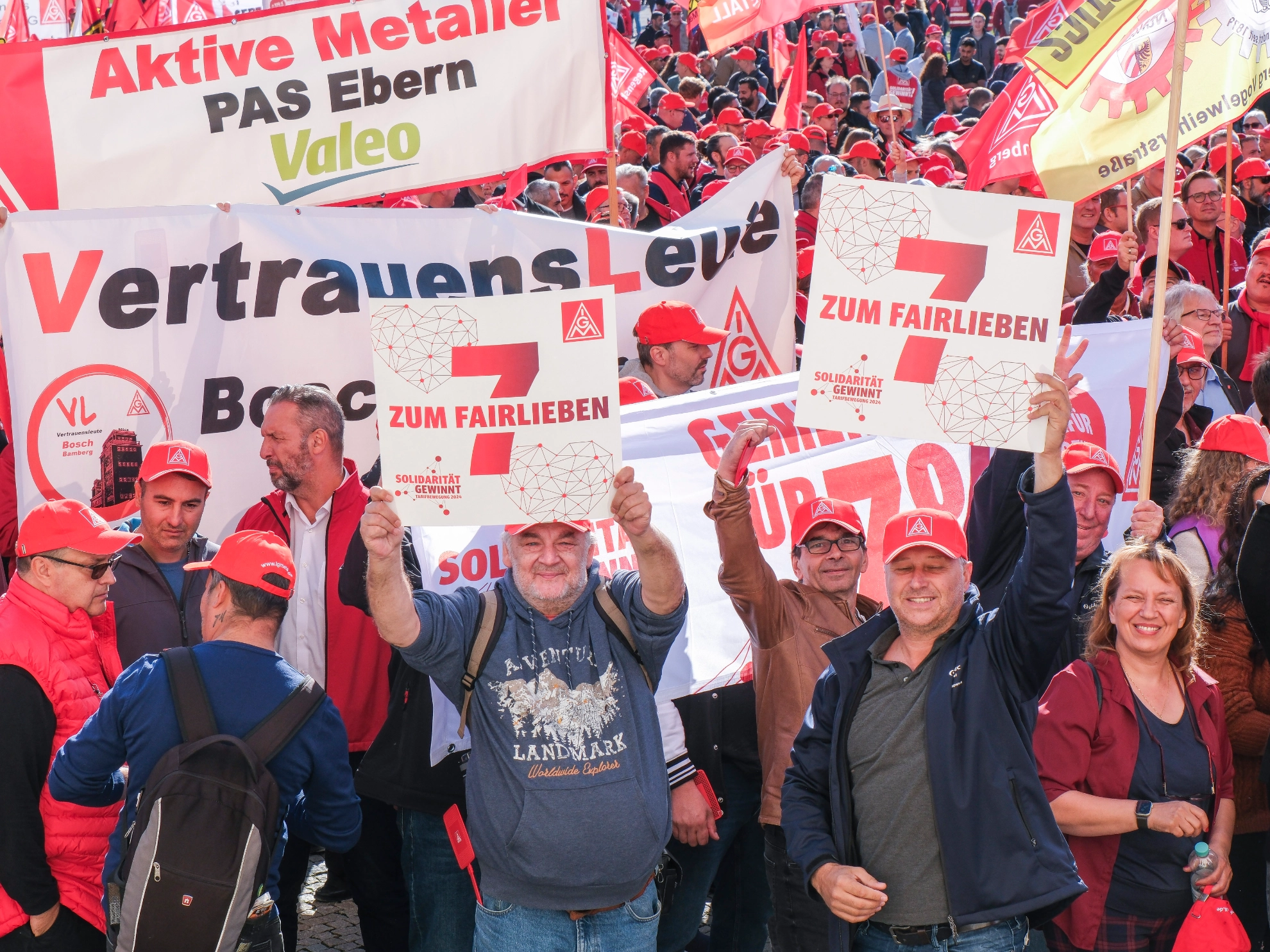 5000 Beschäftigte demonstrieren bei der 1. Tarifverhandlung für die bayerische Metall- und Elektroindustrie 2024 in München für 7 Prozent mehr Geld und 170 Euro mehr für Azubis.