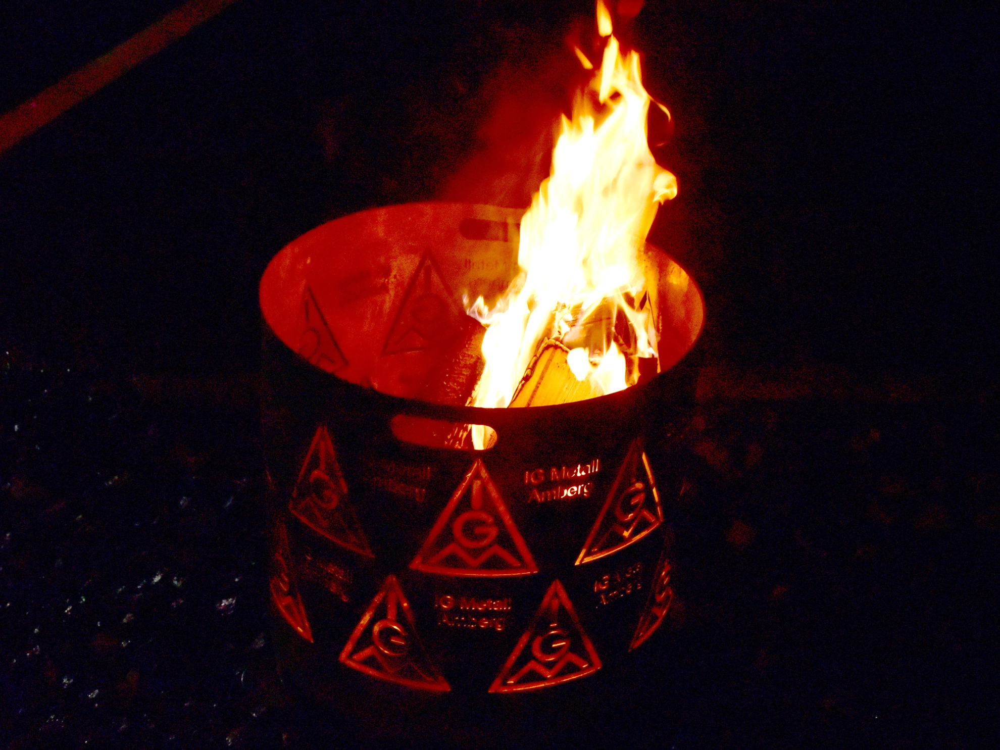 Brennende Feuertonne der GS Amberg in der Nacht