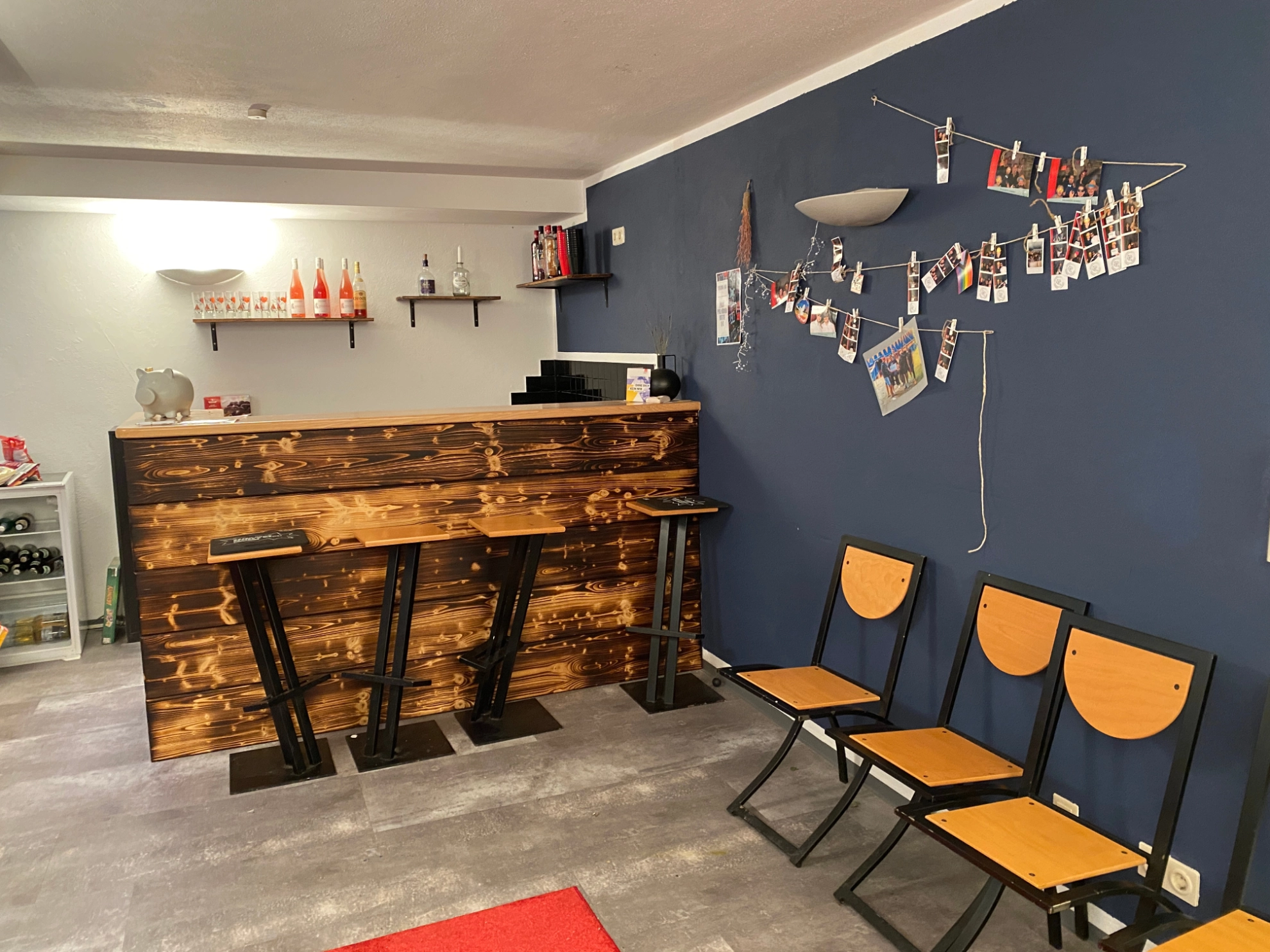Blaue Wand und Bar des Jugendraums