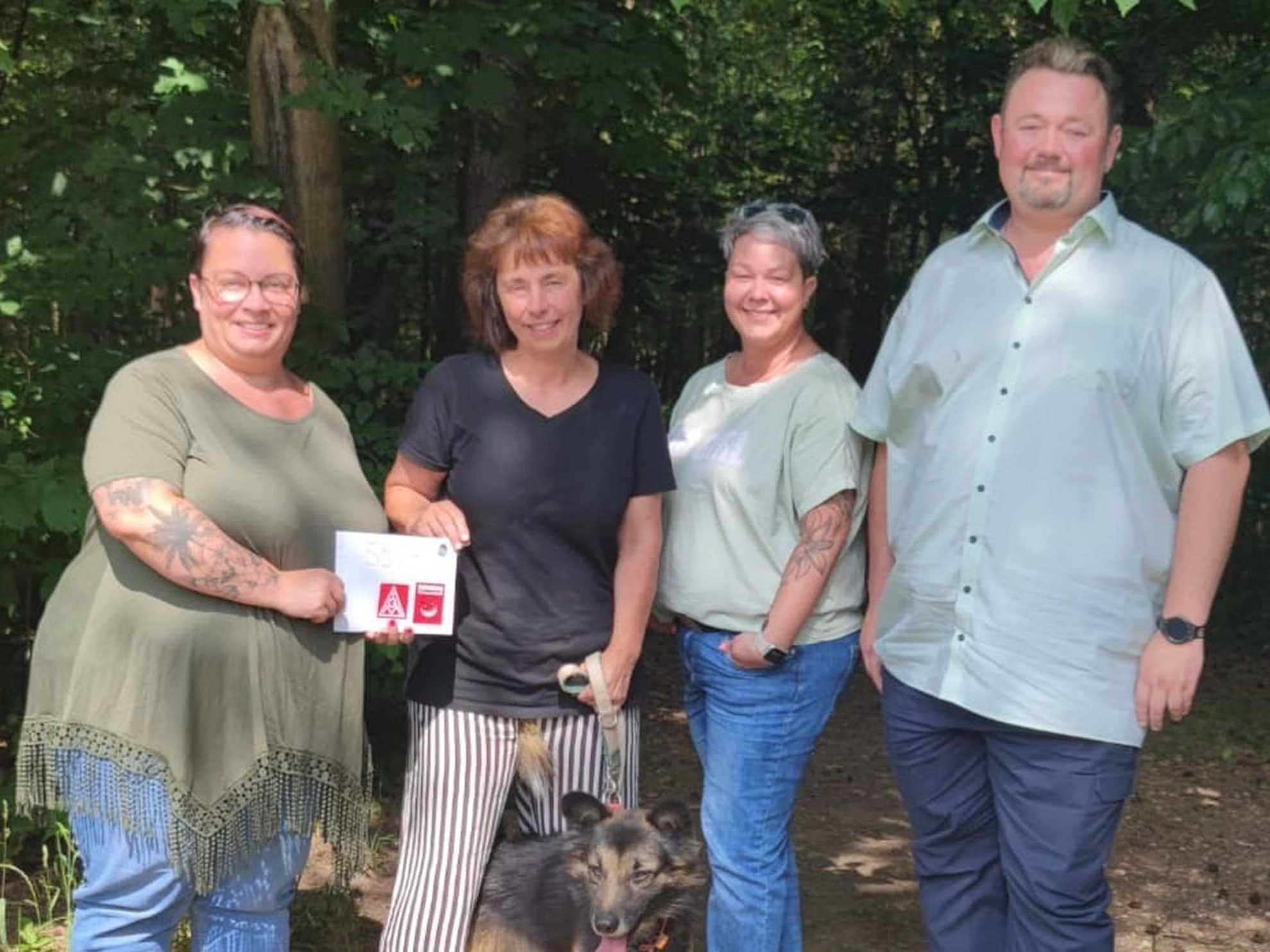 Die IG Metall Vertrauensleute bei Siemens Amberg übergeben eine Spende an das Amberger Tierheim