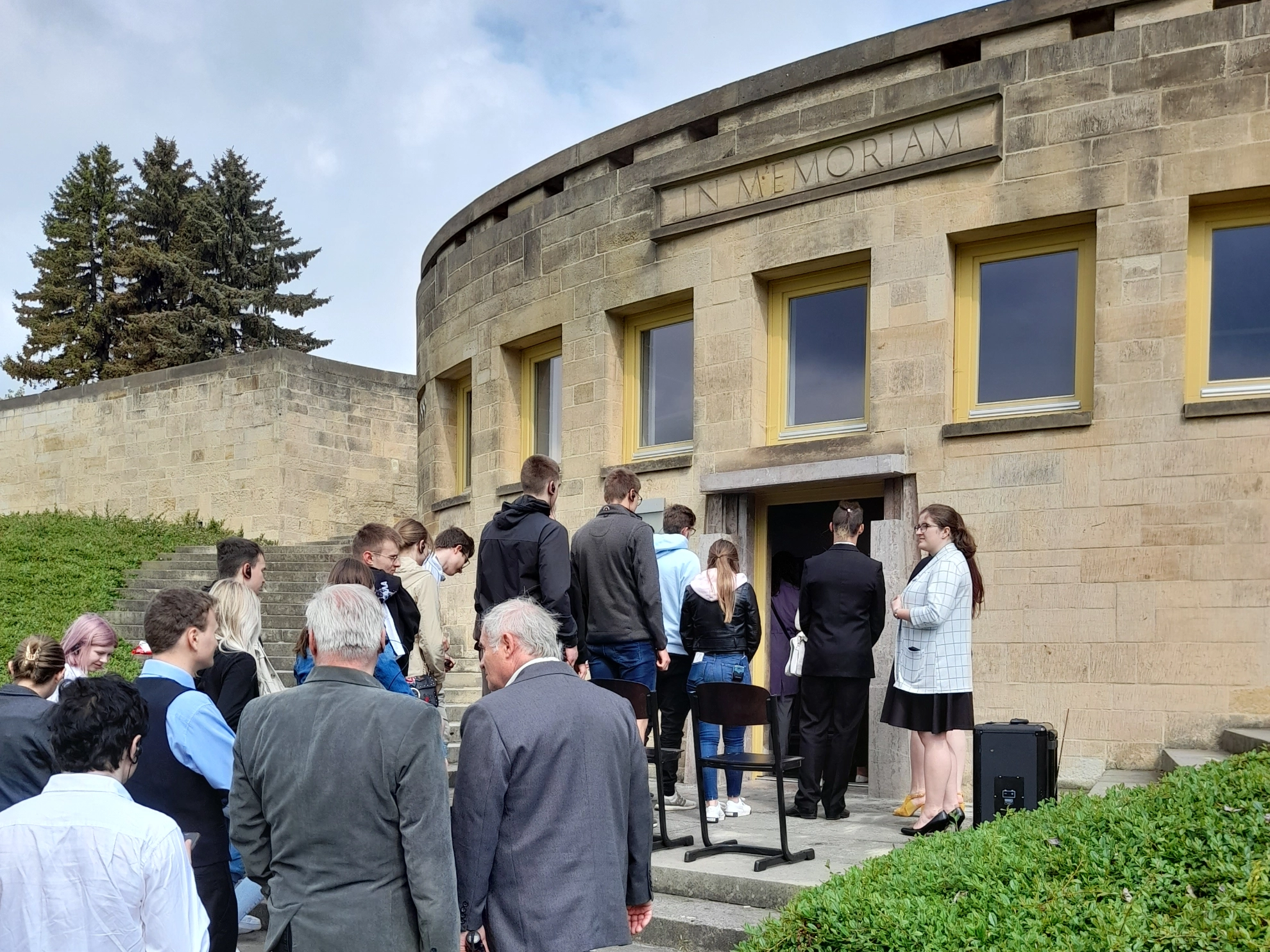 Vor der Gedenkstätte