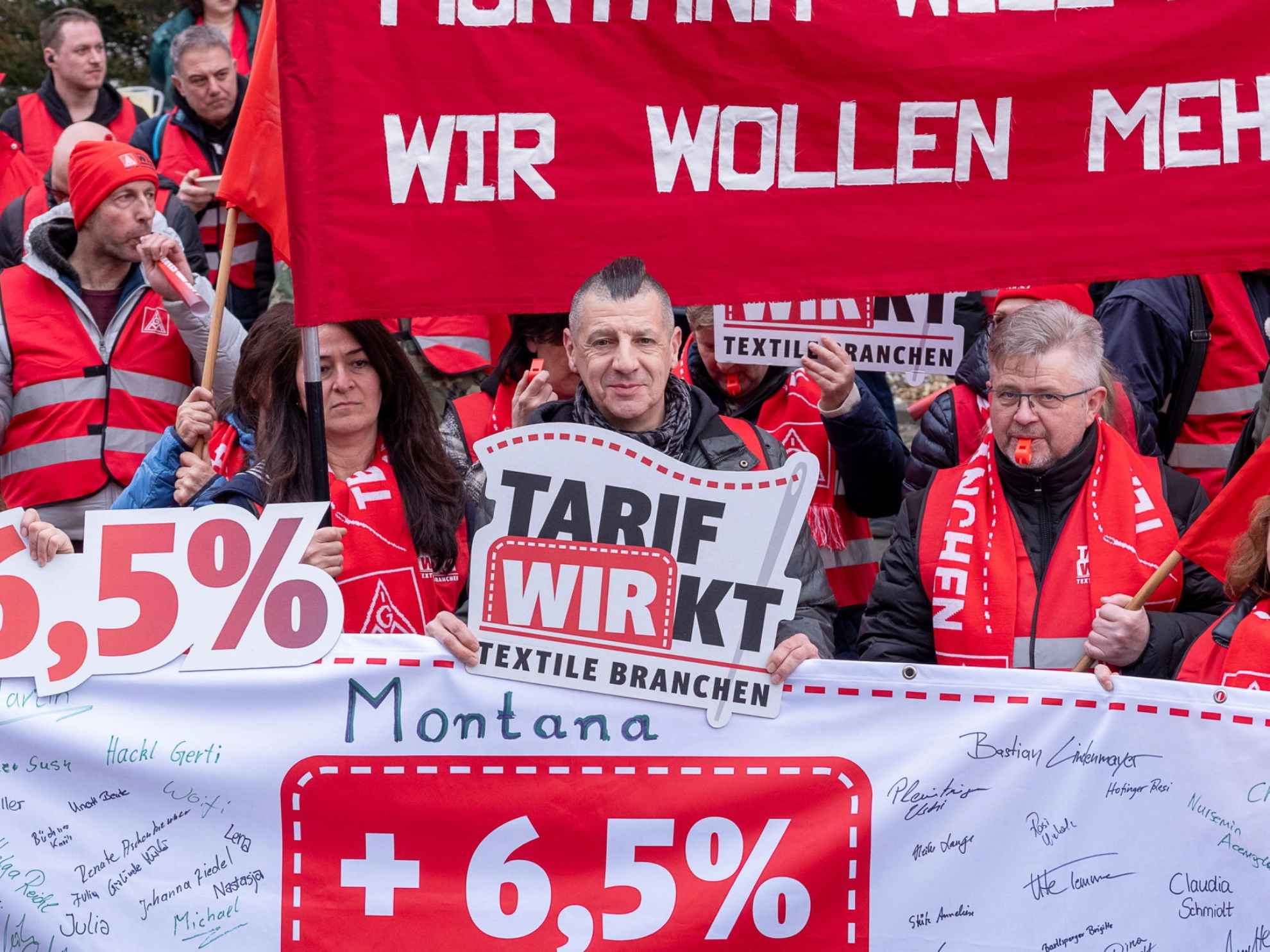 Beschäftigte demonstrieren zur zweiten Tarifverhandlung für Textil- und Bekleidungsindustrie am 25. Februar in Ingolstadt.