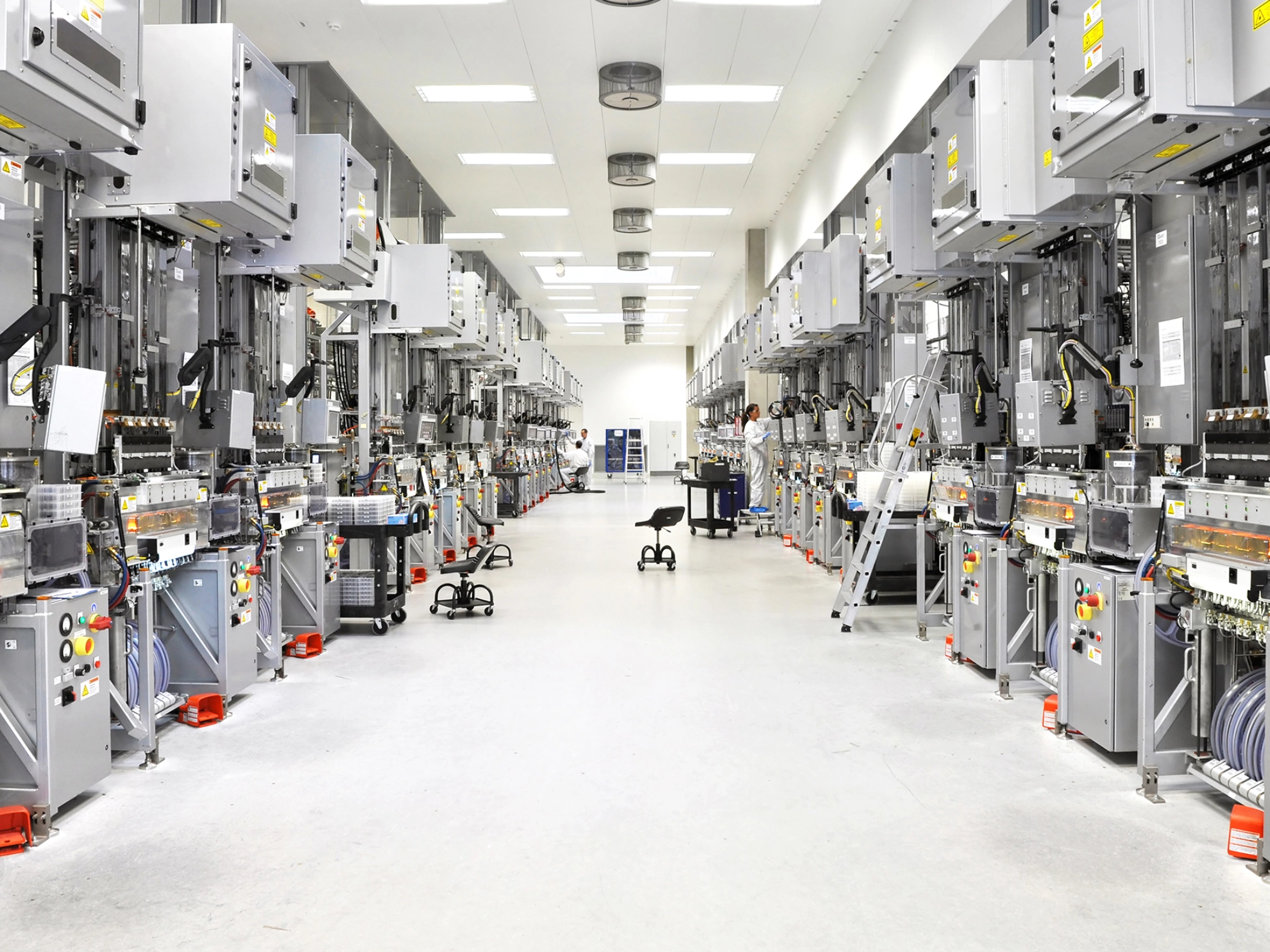 Leere Industriehalle mit Maschinen