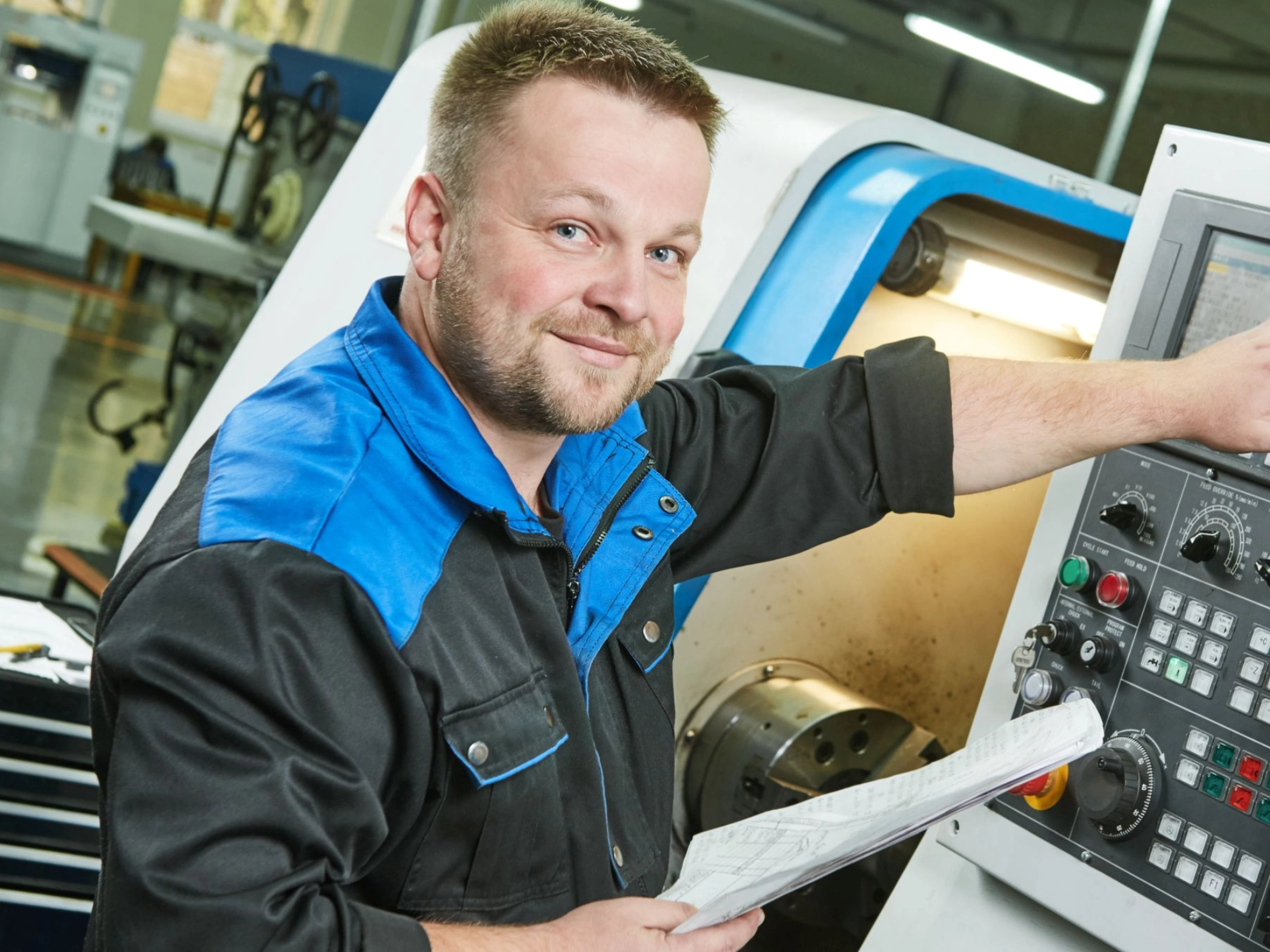 Arbeitnehmer beim Bedienen einer Maschine