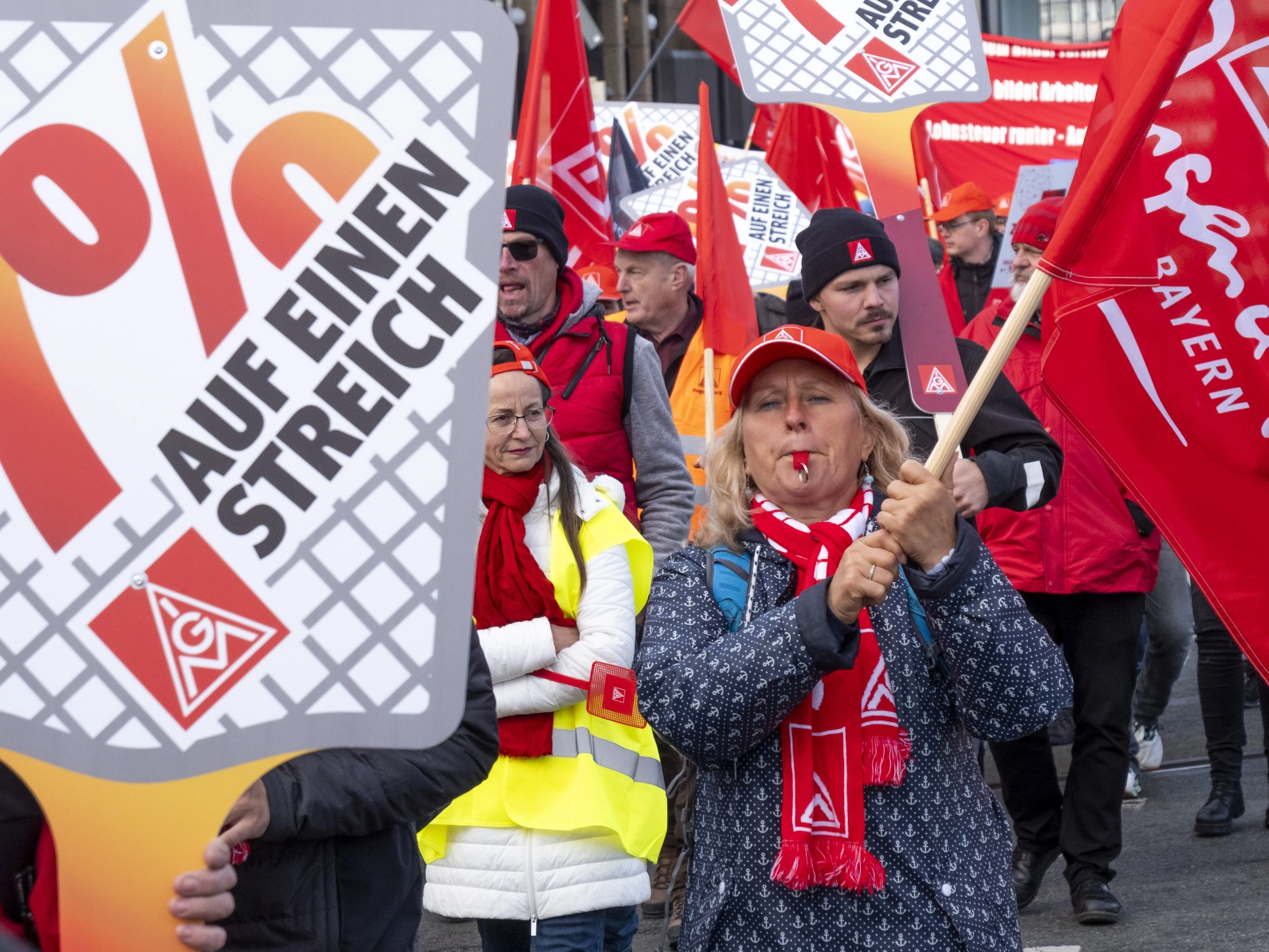 3500 Beschäftigte haben bei der 2. Tarifverhandlung für die bayerische Metall- und Elektroindustrie in Nürnberg für 7 Prozent mehr Geld und 170 Euro mehr für Auszubildende demonstriert.