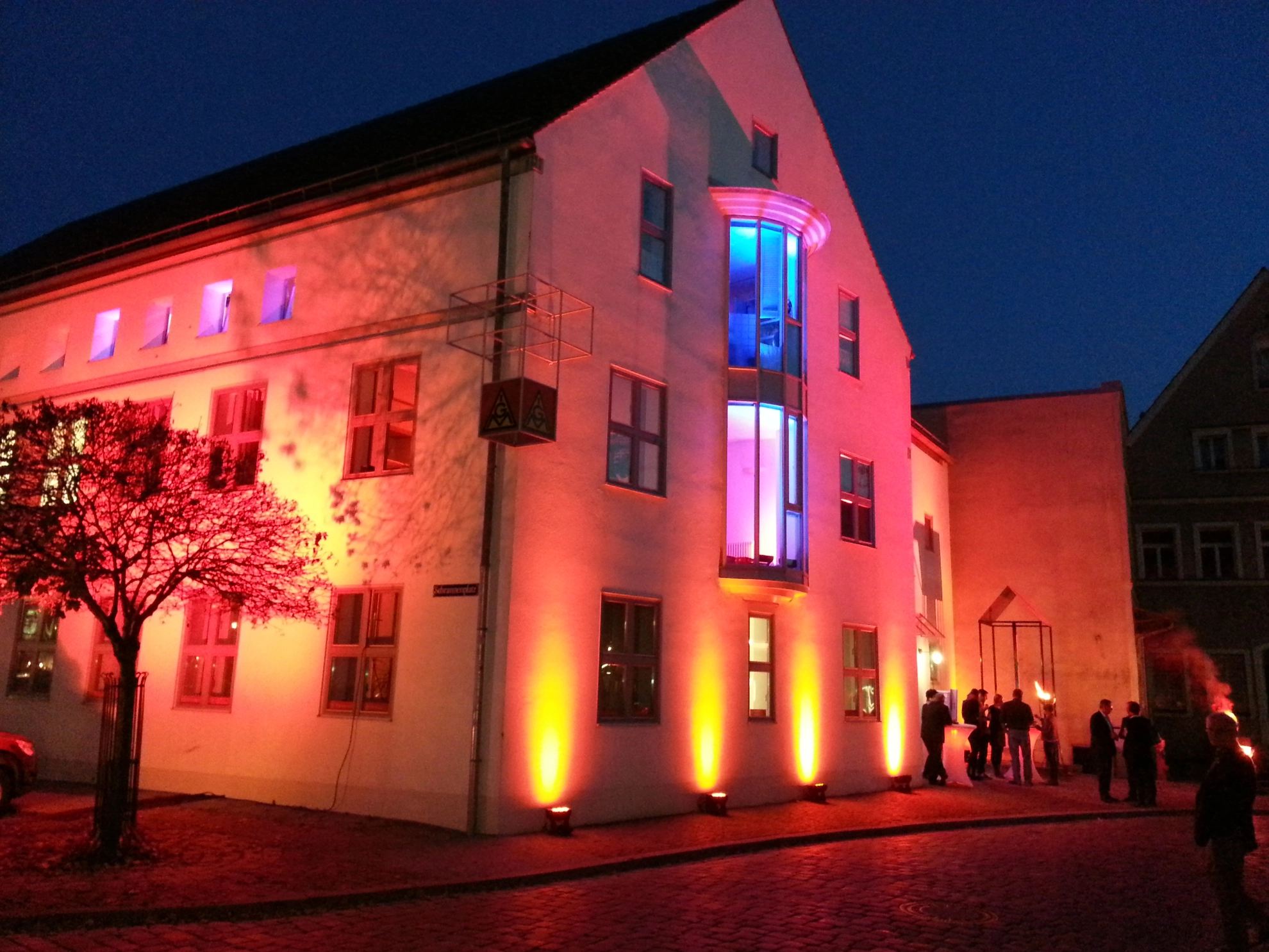 Das Haus der IG Metall GS Amberg beleutet bei Nacht