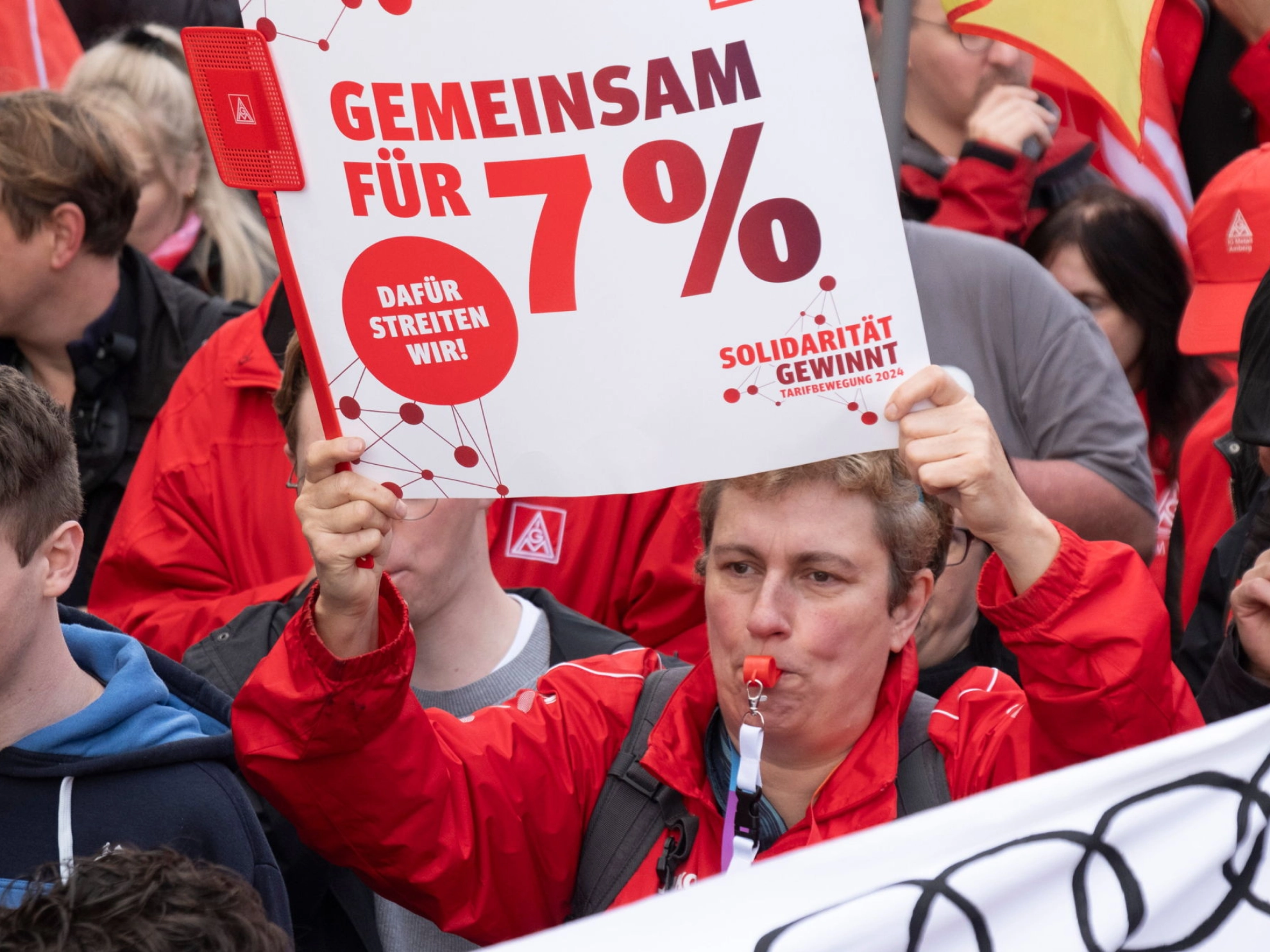 Vor den Verhandlungen zu Metall-Tarifrunde 2024 in Nürnberg machen sich Beschäftigte für ihre Forderung stark.