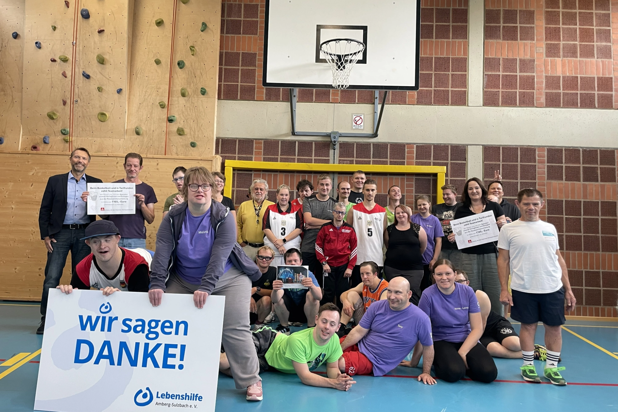 Spendenübergabe_IG-Metall_Basketballer