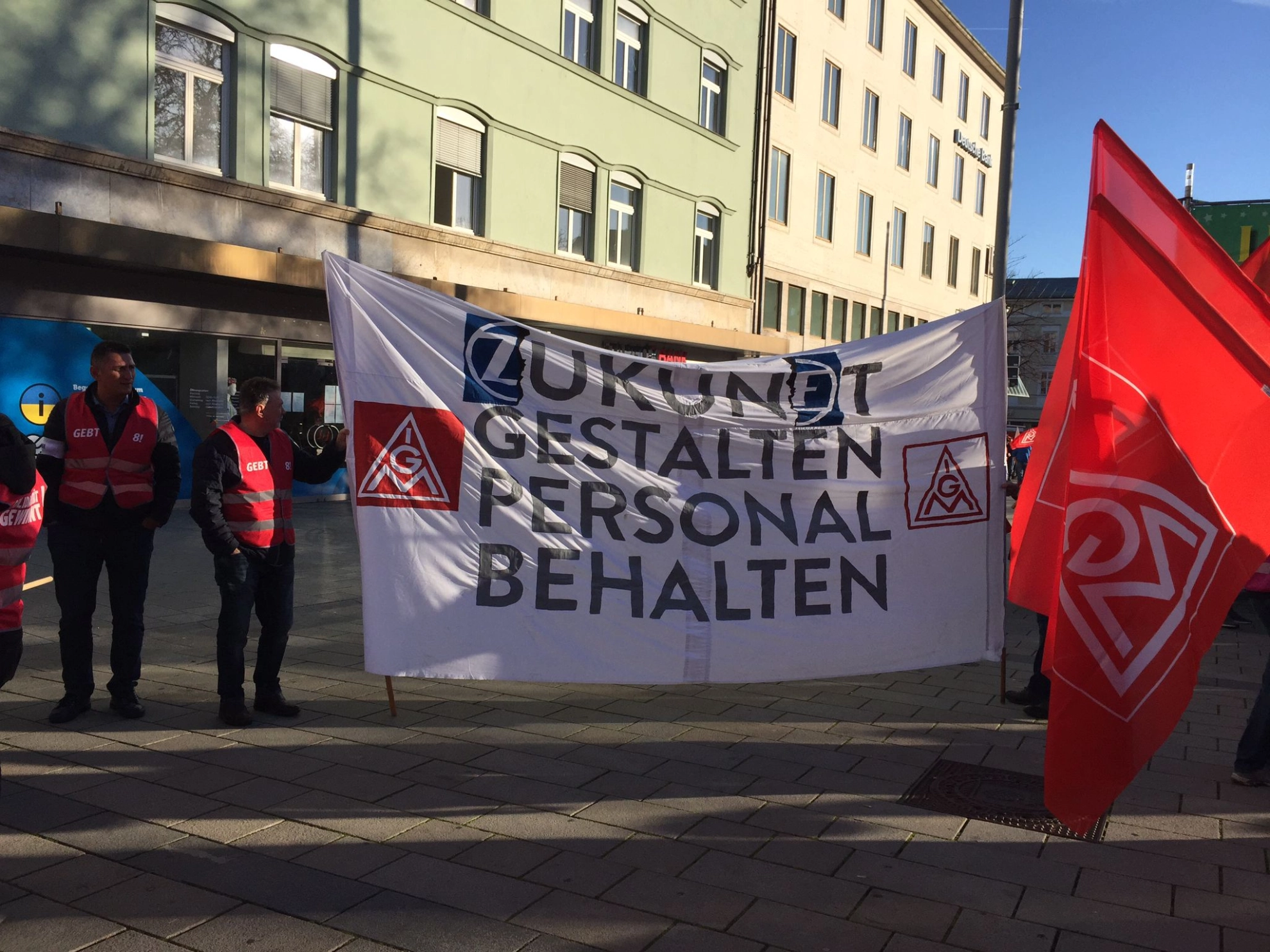 Transparent der Kolleg*innen von ZF bei der Tarifaktion am 27. Oktober 2022 in Augsburg, Bild7