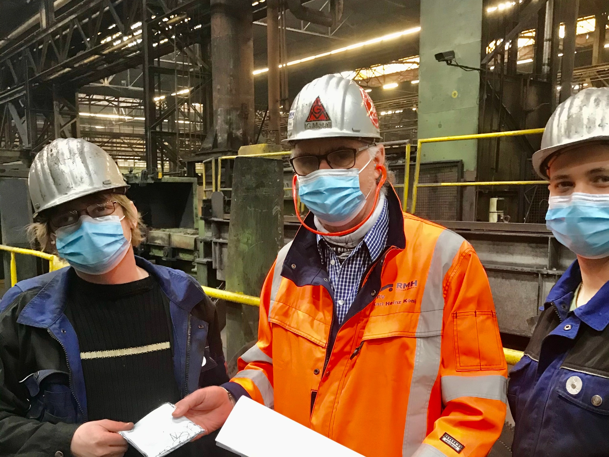 Vertrauensleute informieren im Rohrwerk über die Lohnerhöhung