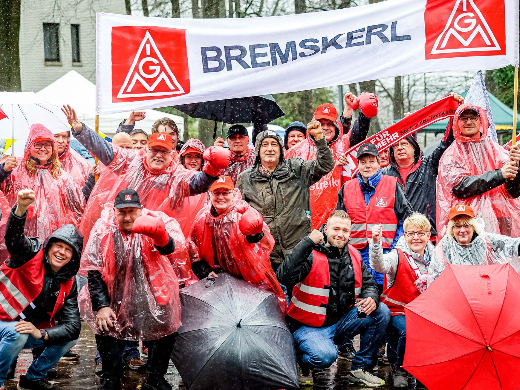 Beschäftigte während einem Warnstreik in der Textil-Tarifrunde West 2023